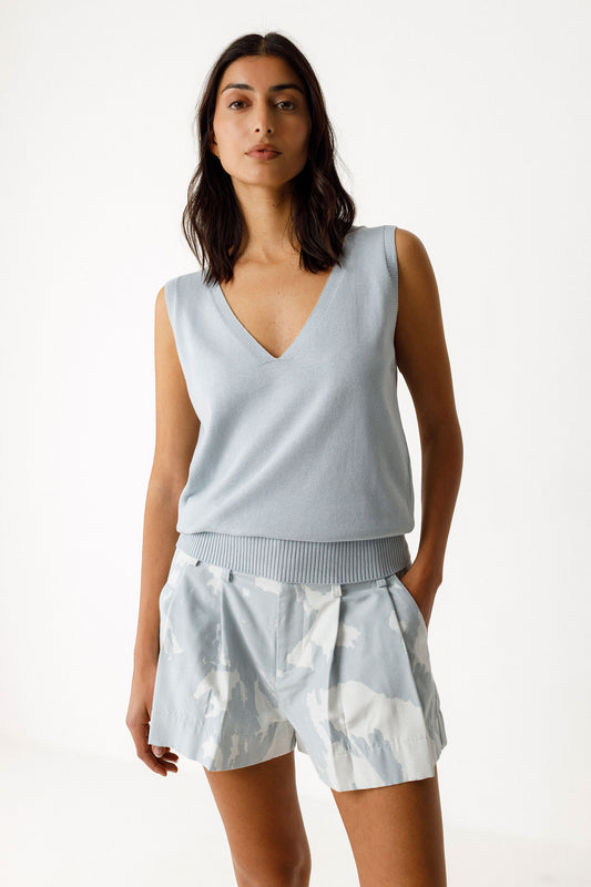 Weich fließendes Damen Stricktop in edel, kühlem Grau mit leichtem Blausich, V-Ausschnitt und ärmellos.