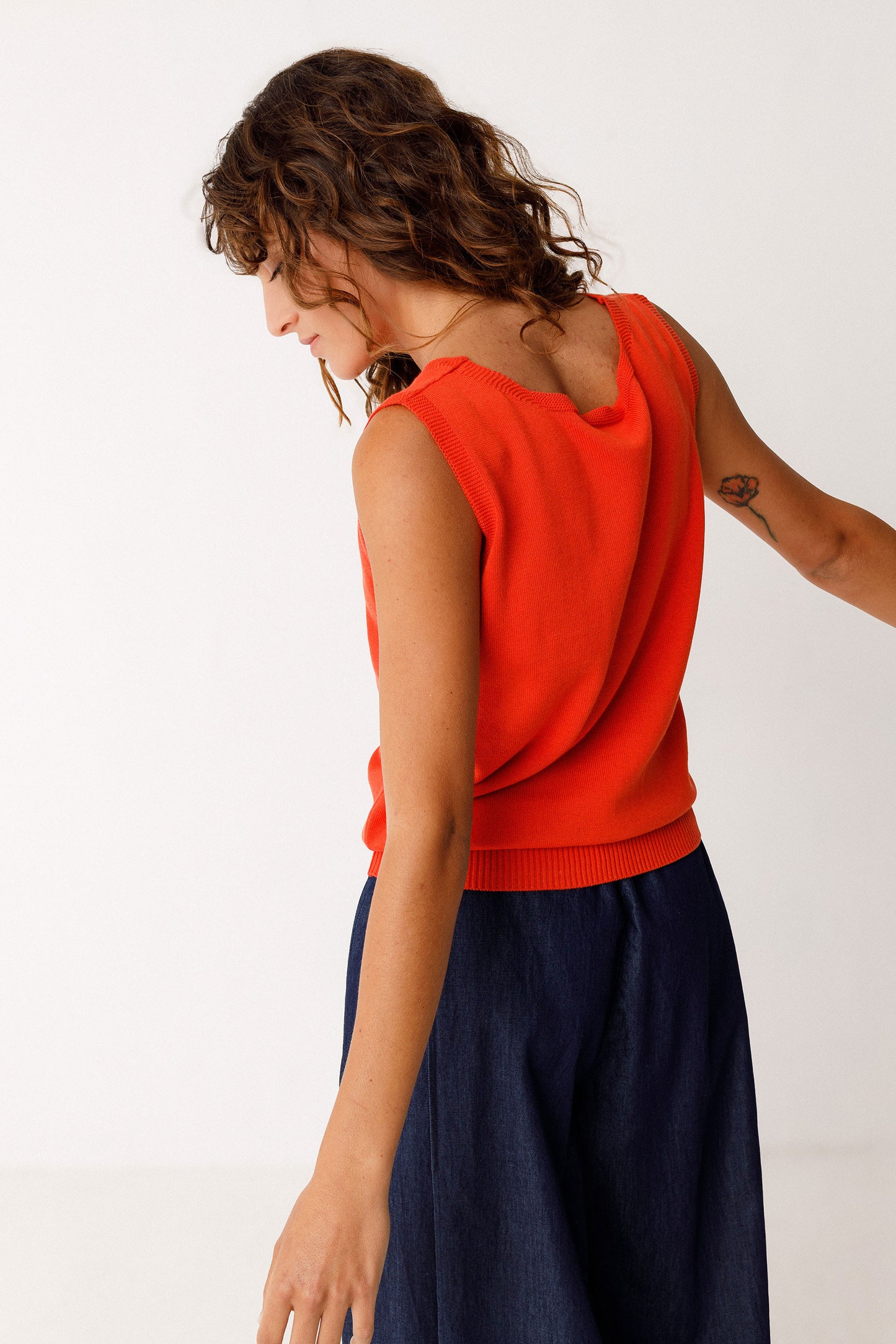 Klassisches ärmelloses Stricktop mit V-Ausschnitt in orangerot ein großartiges Highlight.