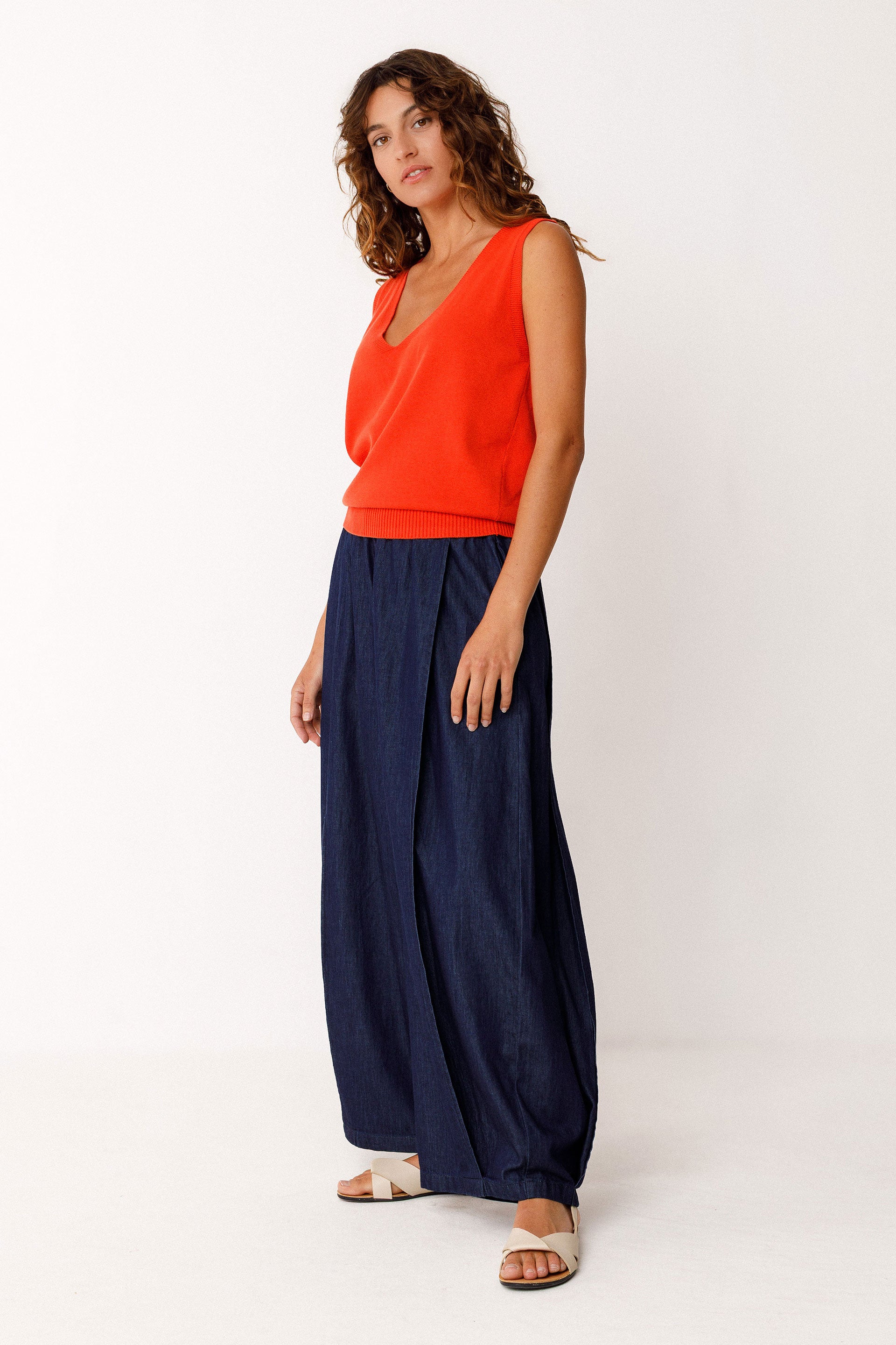 Klassisches ärmelloses Stricktop mit V-Ausschnitt in orangerot ein großartiges Highlight.