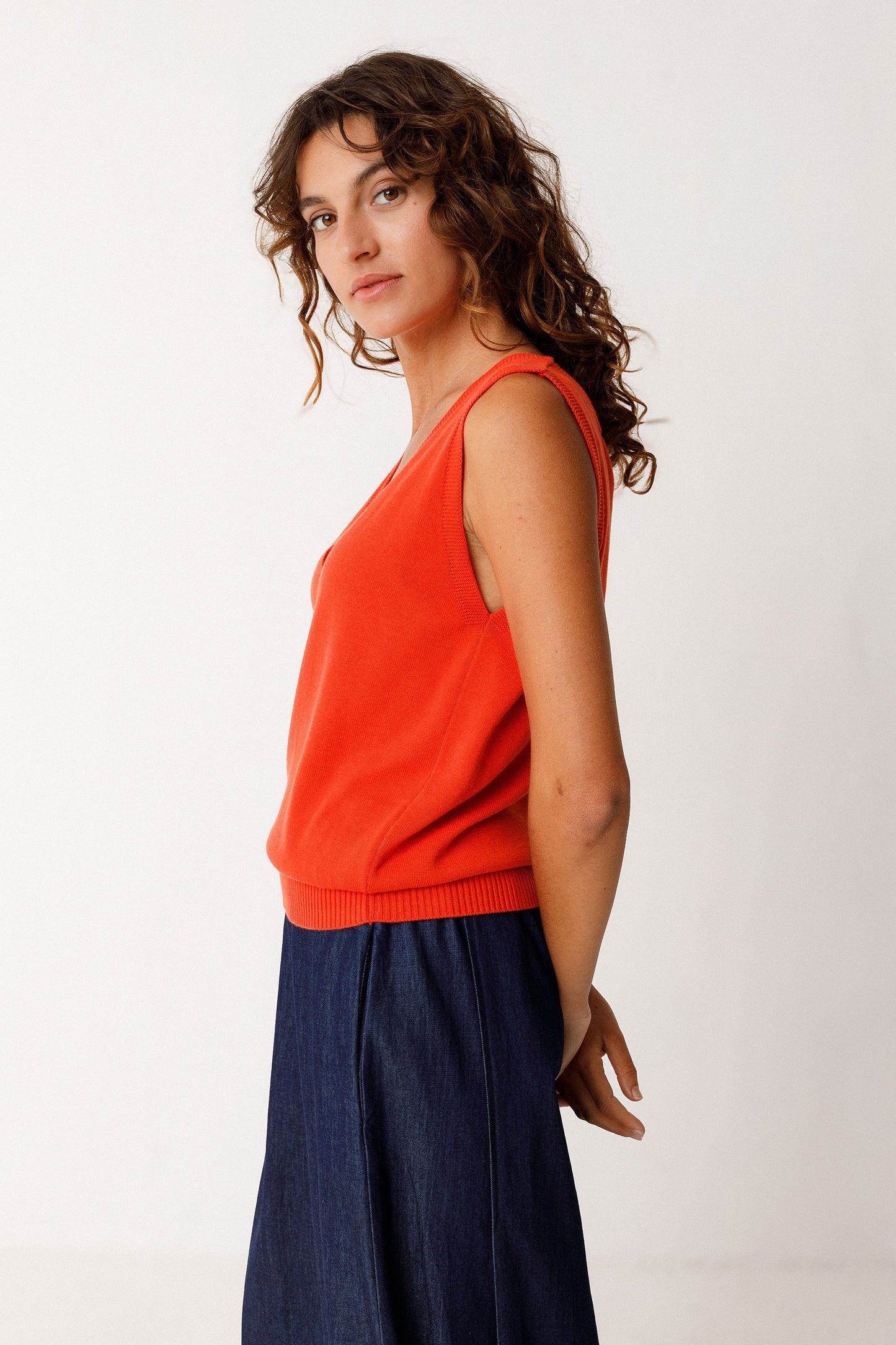 Klassisches ärmelloses Stricktop mit V-Ausschnitt in orangerot ein großartiges Highlight.