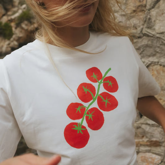 Loose Fit Damen T-Shirt, kurz, trendy in natur weiss mit Tomatenrispe als Druck im Brustbereich in rot und grün, bio und fair.