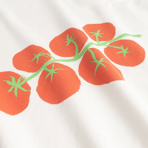 Loose Fit Damen T-Shirt, kurz, trendy in natur weiss mit Tomatenrispe als Druck im Brustbereich in rot und grün, bio und fair.