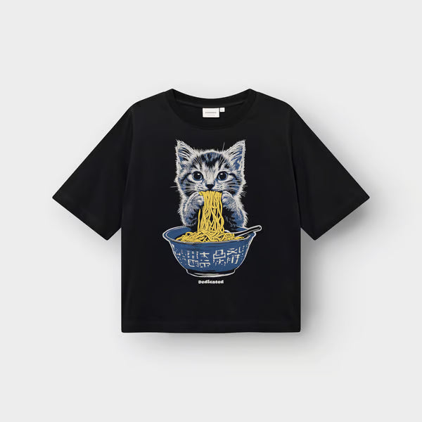 Loose Fit Damen T-Shirt, kurz, trendy in schwarz mit cute cat, die Nudelsuppe isst.