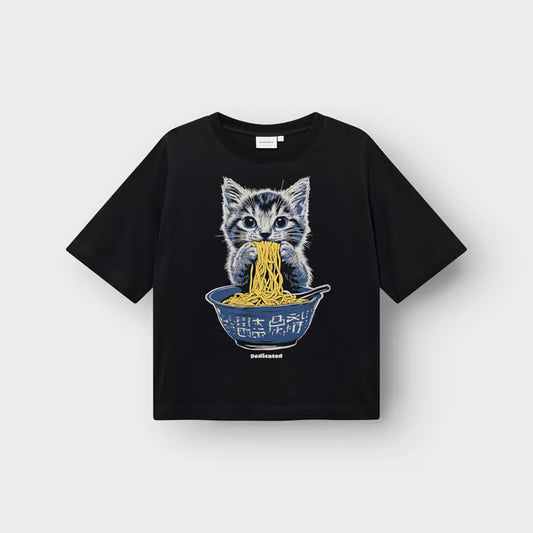 Loose Fit Damen T-Shirt, kurz, trendy in schwarz mit cute cat, die Nudelsuppe isst.