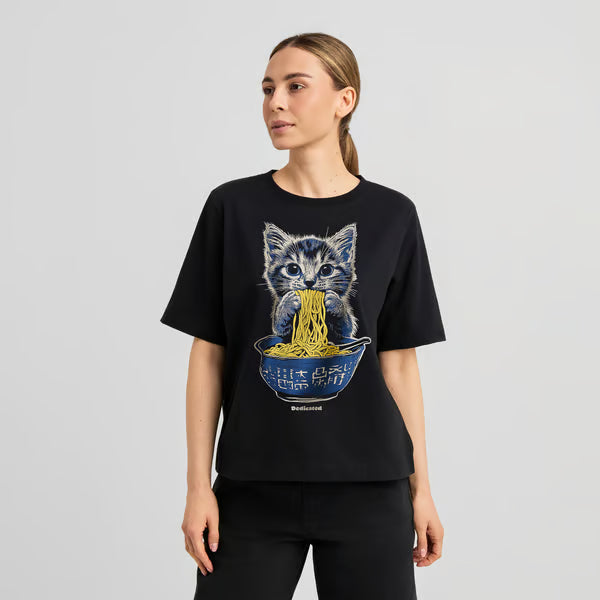 Loose Fit Damen T-Shirt, kurz, trendy in schwarz mit cute cat, die Nudelsuppe isst.