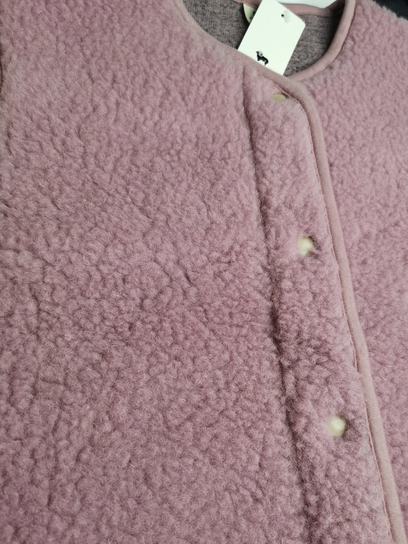 Kuschelige Erwachsenen Weste von Alwero mit Druckknopf aus Wollflies in zartem rosé.