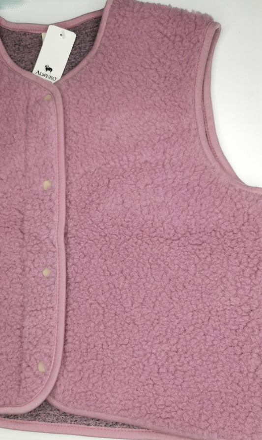 Kuschelige Erwachsenen Weste von Alwero mit Druckknopf aus Wollflies in zartem rosé.