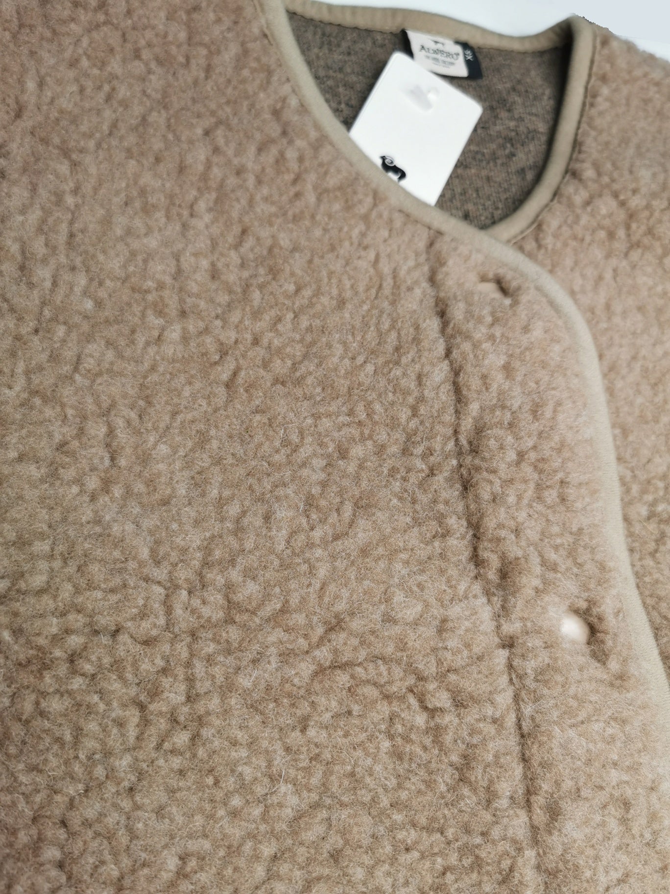 Kuschelige Erwachsenen Weste von Alwero mit Druckknopf aus Wollflies in zartem beige.