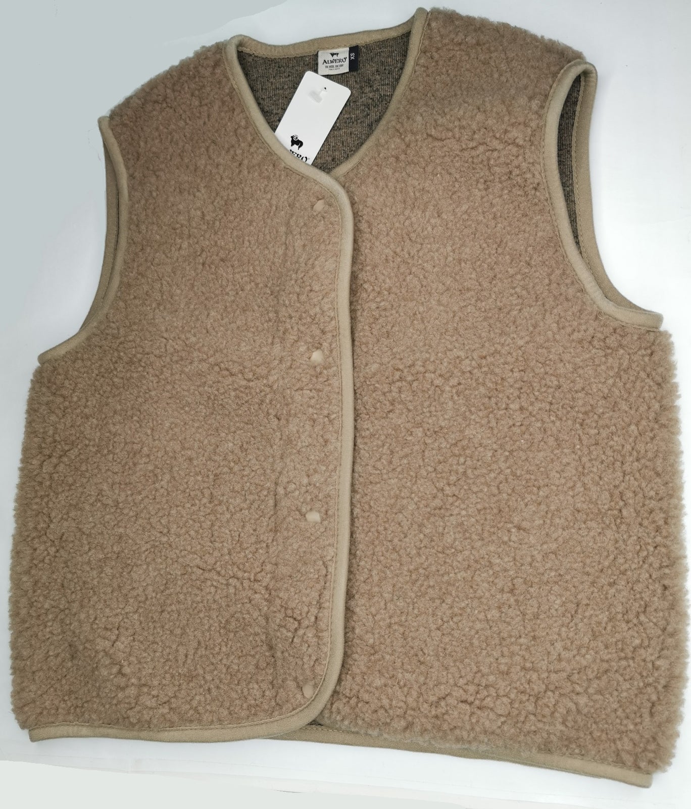 Kuschelige Erwachsenen Weste mit Druckknopf aus Wollflies in zartem beige.