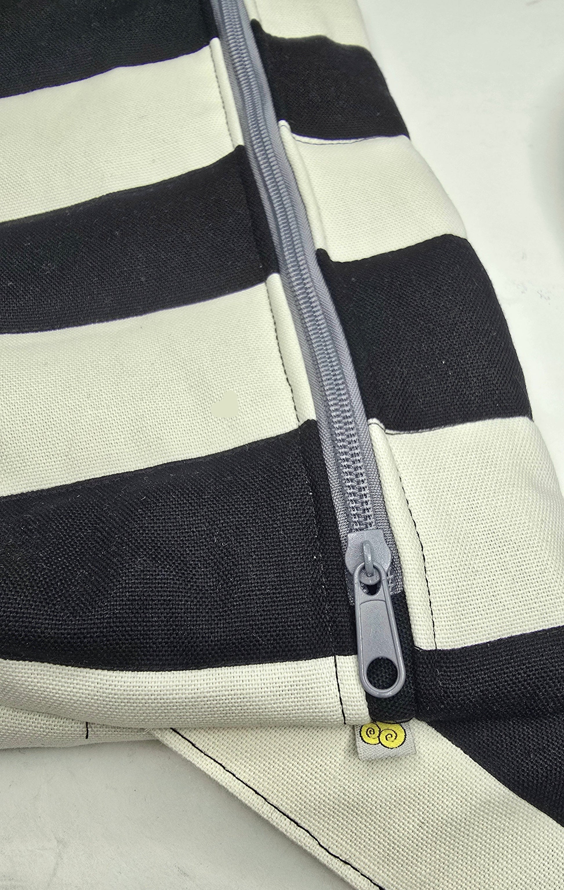 Rechteckige Handtasche oder Bauchtasche mit verstellbarer Schnalle, weich wattiert aus Canvas, fester Baumwolle mit Blockstreifen und Reißverschluss schwarz/weiss.