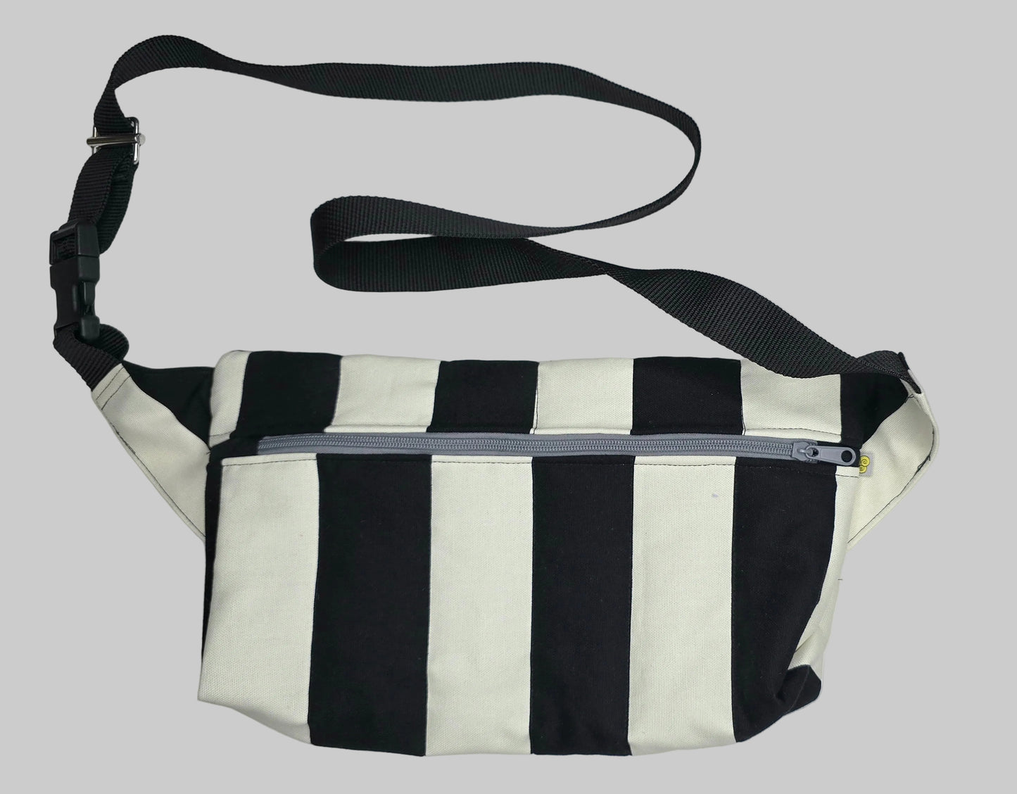 Handtasche oder Bauchtasche mit verstellbarer Schnalle, weich aus Canvas, fester Baumwolle mit Blockstreifen und Reißverschluss schwarz/weiss.