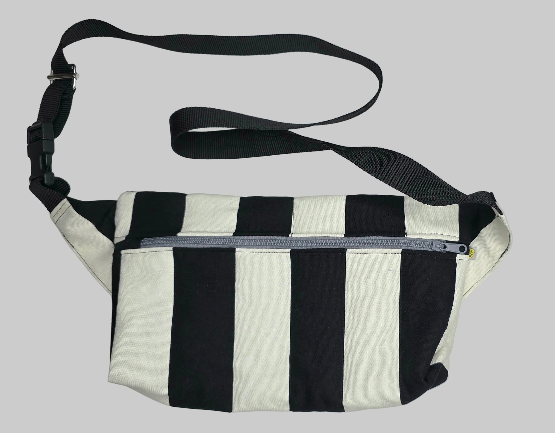 Handtasche oder Bauchtasche mit verstellbarer Schnalle, weich aus Canvas, fester Baumwolle mit Blockstreifen und Reißverschluss schwarz/weiss.