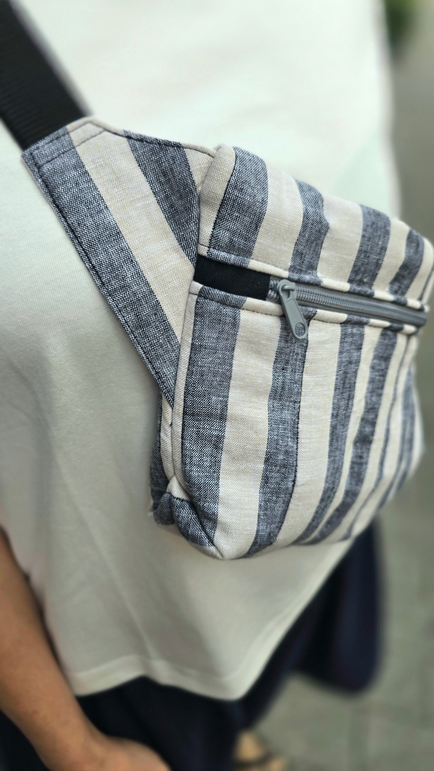 Rechteckige Handtasche oder Bauchtasche mit verstellbarer Schnalle, weich wattiert aus Canvas, fester Baumwolle mit Blockstreifen und Reißverschluss grau/beige.