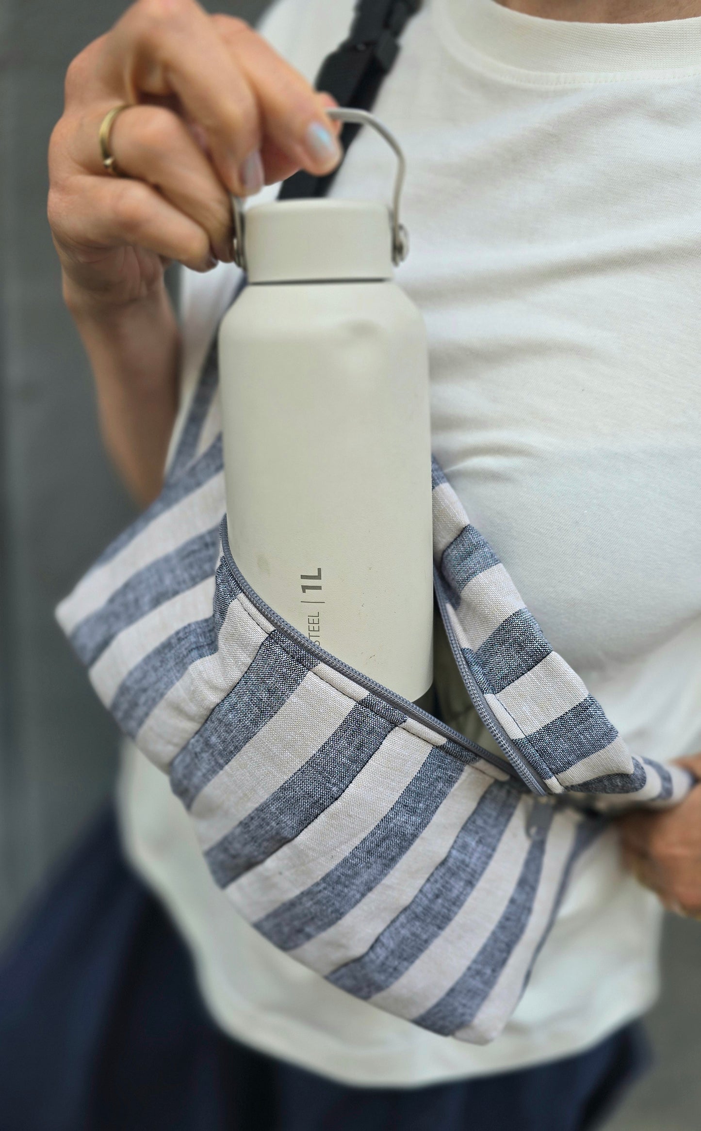 Rechteckige Handtasche oder Bauchtasche mit verstellbarer Schnalle, weich wattiert aus Canvas, fester Baumwolle mit Blockstreifen und Reißverschluss grau/beige.