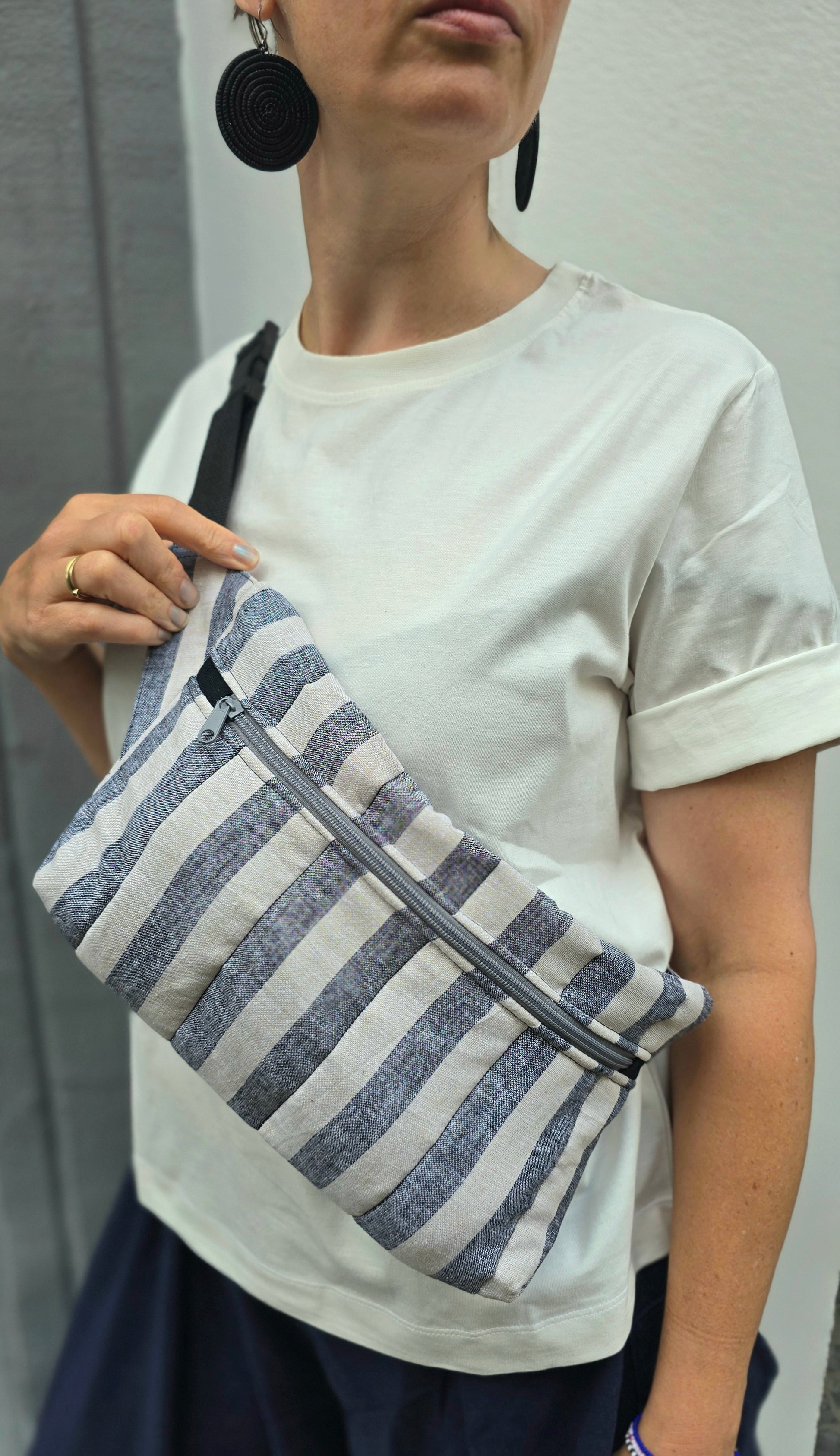 Rechteckige Handtasche oder Bauchtasche mit verstellbarer Schnalle, weich wattiert aus Canvas, fester Baumwolle mit Blockstreifen und Reißverschluss grau/beige.