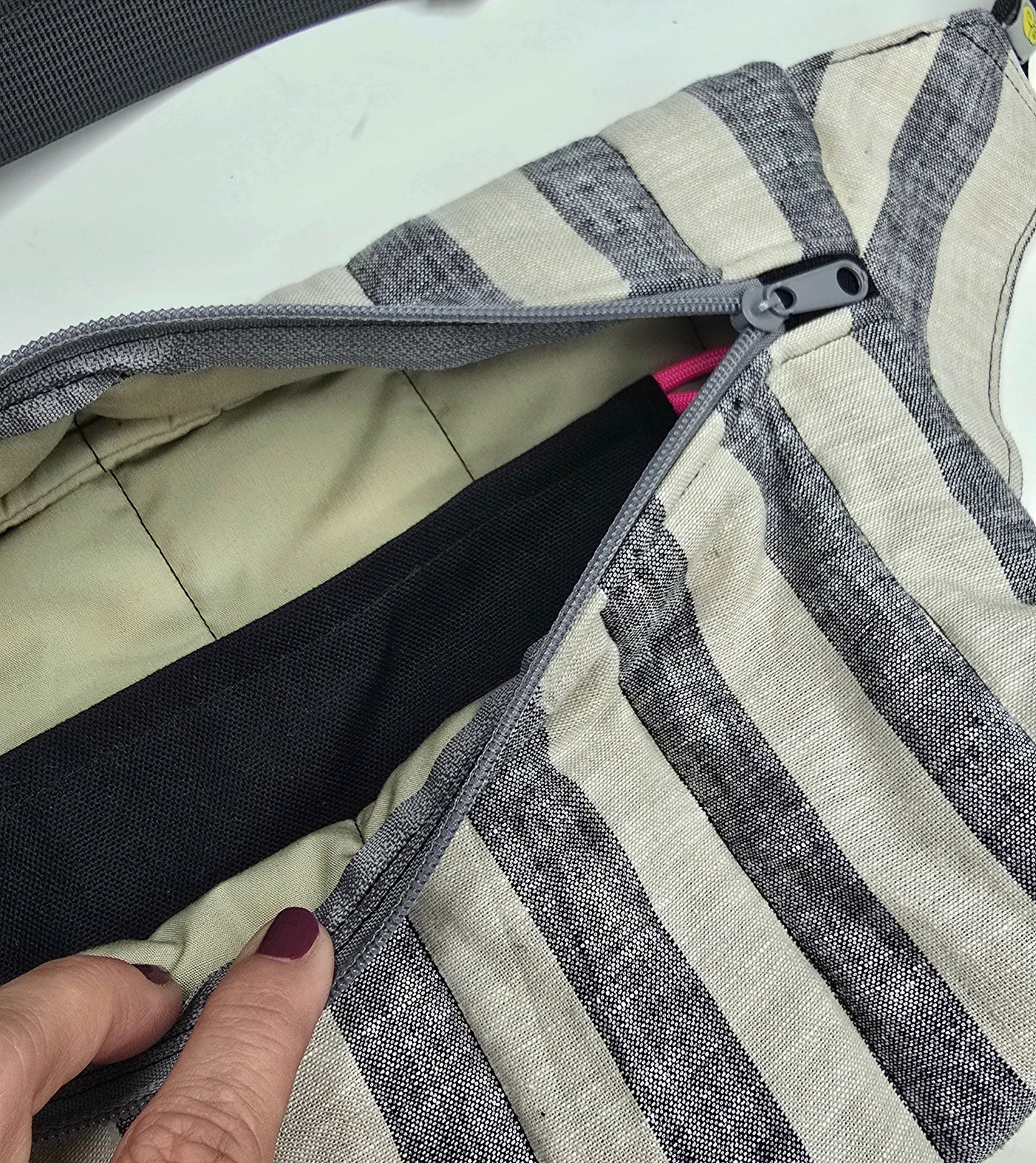 Rechteckige Handtasche oder Bauchtasche mit verstellbarer Schnalle, weich wattiert aus Canvas, fester Baumwolle mit Blockstreifen und Reißverschluss grau/beige.