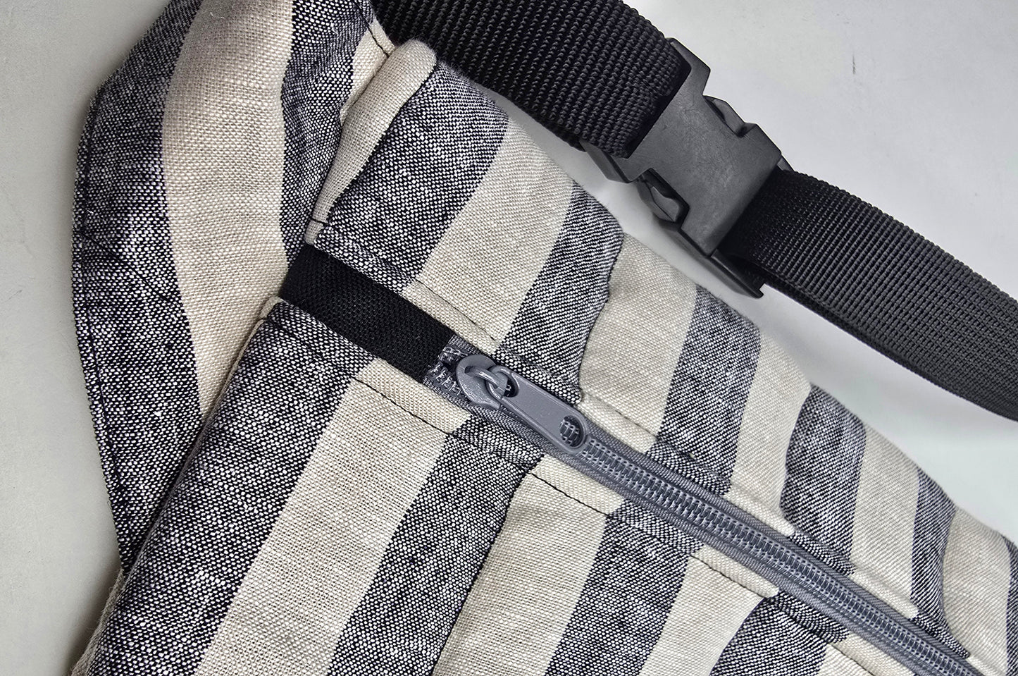 Rechteckige Handtasche oder Bauchtasche mit verstellbarer Schnalle, weich wattiert aus Canvas, fester Baumwolle mit Blockstreifen und Reißverschluss grau/beige.