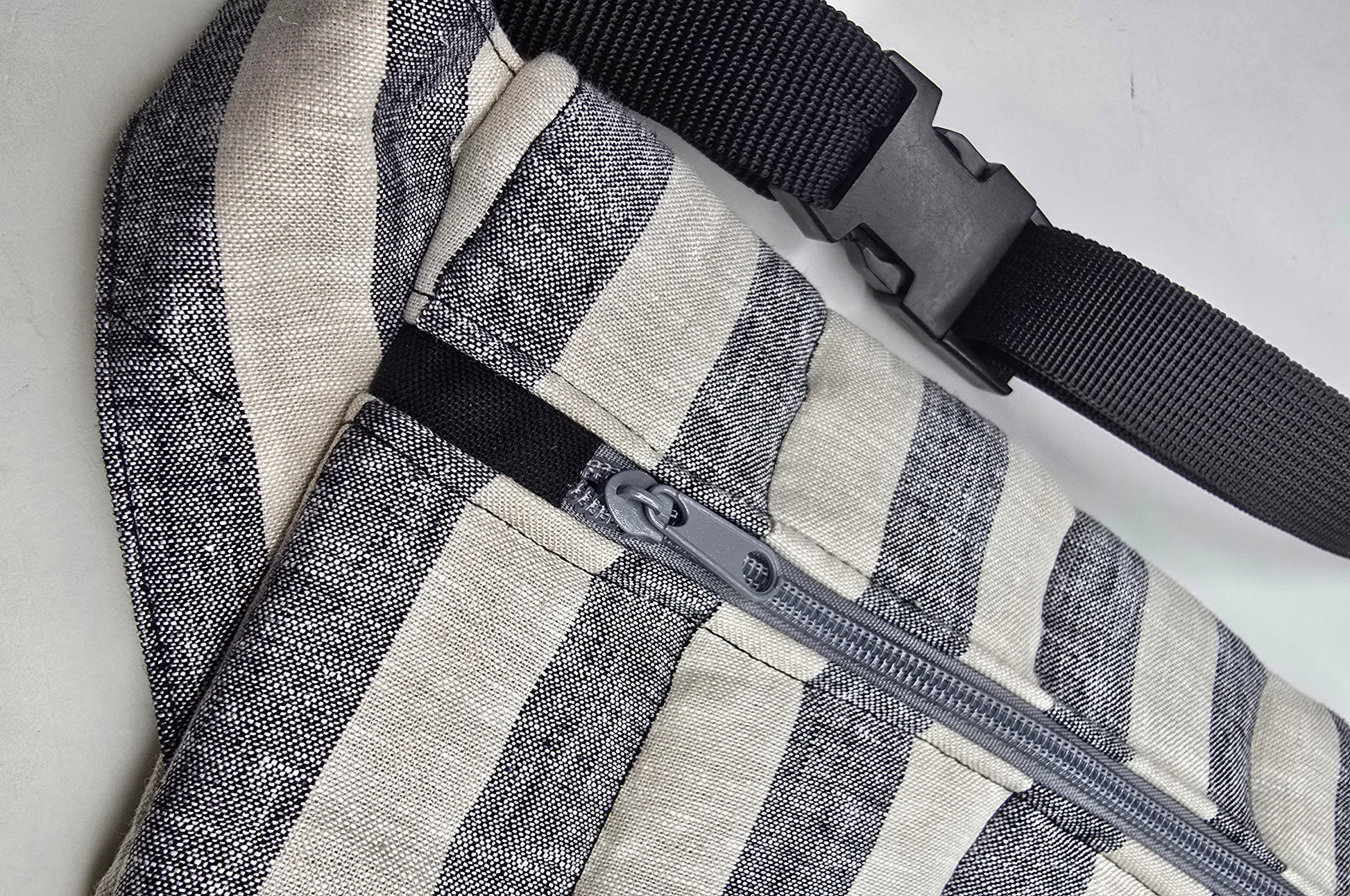 Rechteckige Handtasche oder Bauchtasche mit verstellbarer Schnalle, weich wattiert aus Canvas, fester Baumwolle mit Blockstreifen und Reißverschluss grau/beige.