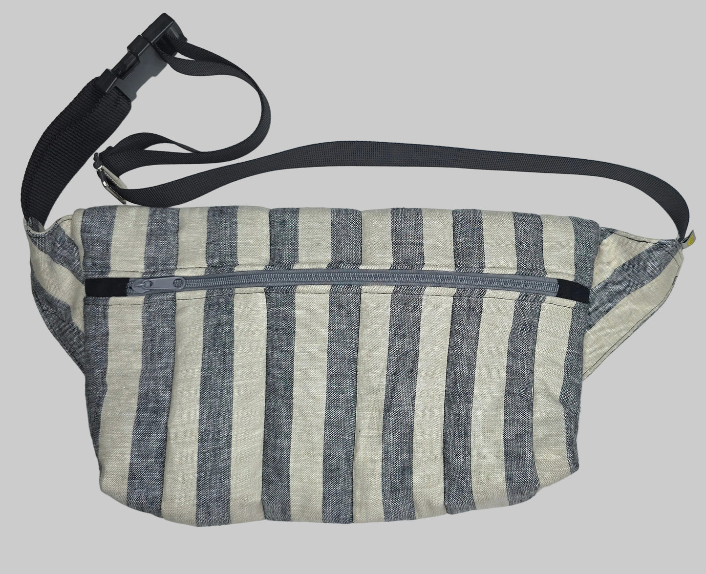 Rechteckige Handtasche oder Bauchtasche mit verstellbarer Schnalle, weich wattiert aus Canvas, fester Baumwolle mit Blockstreifen und Reißverschluss grau/beige.
