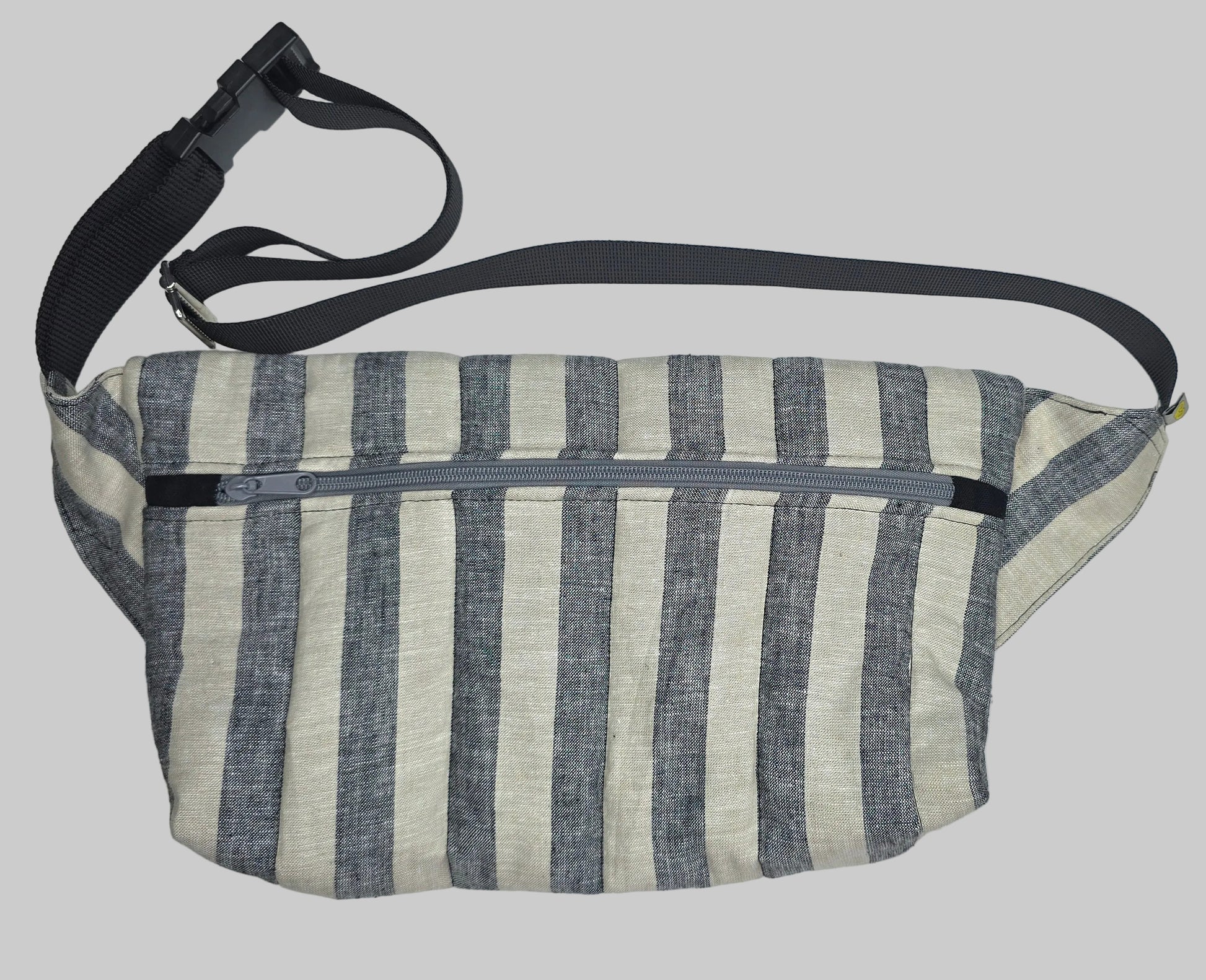 Rechteckige Handtasche oder Bauchtasche mit verstellbarer Schnalle, weich wattiert aus Canvas, fester Baumwolle mit Blockstreifen und Reißverschluss grau/beige.