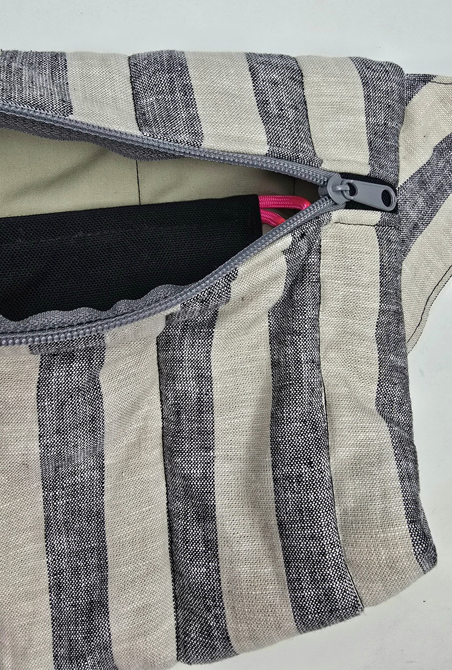 Rechteckige Handtasche oder Bauchtasche mit verstellbarer Schnalle, weich wattiert aus Canvas, fester Baumwolle mit Blockstreifen und Reißverschluss grau/beige.