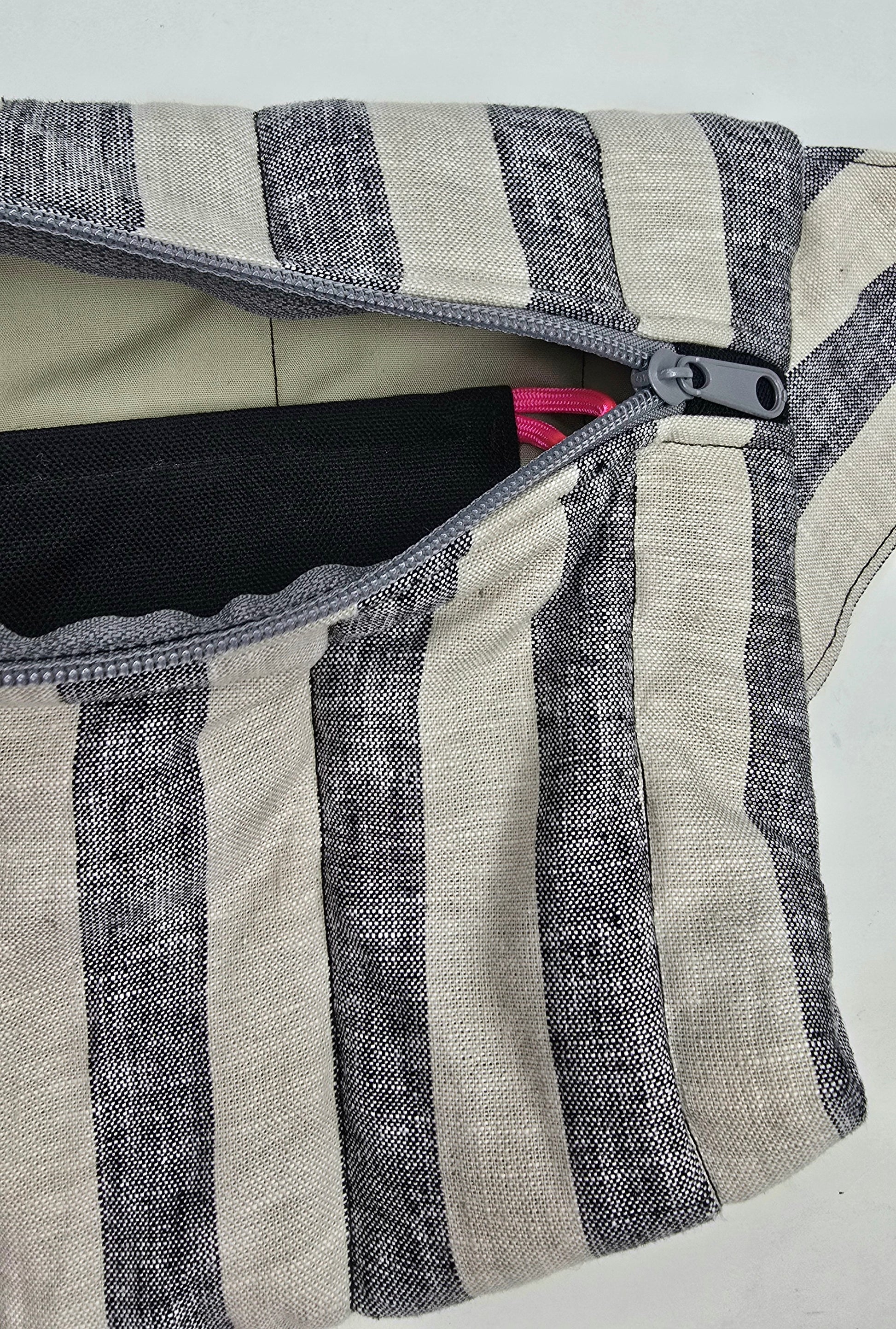 Rechteckige Handtasche oder Bauchtasche mit verstellbarer Schnalle, weich wattiert aus Canvas, fester Baumwolle mit Blockstreifen und Reißverschluss grau/beige.