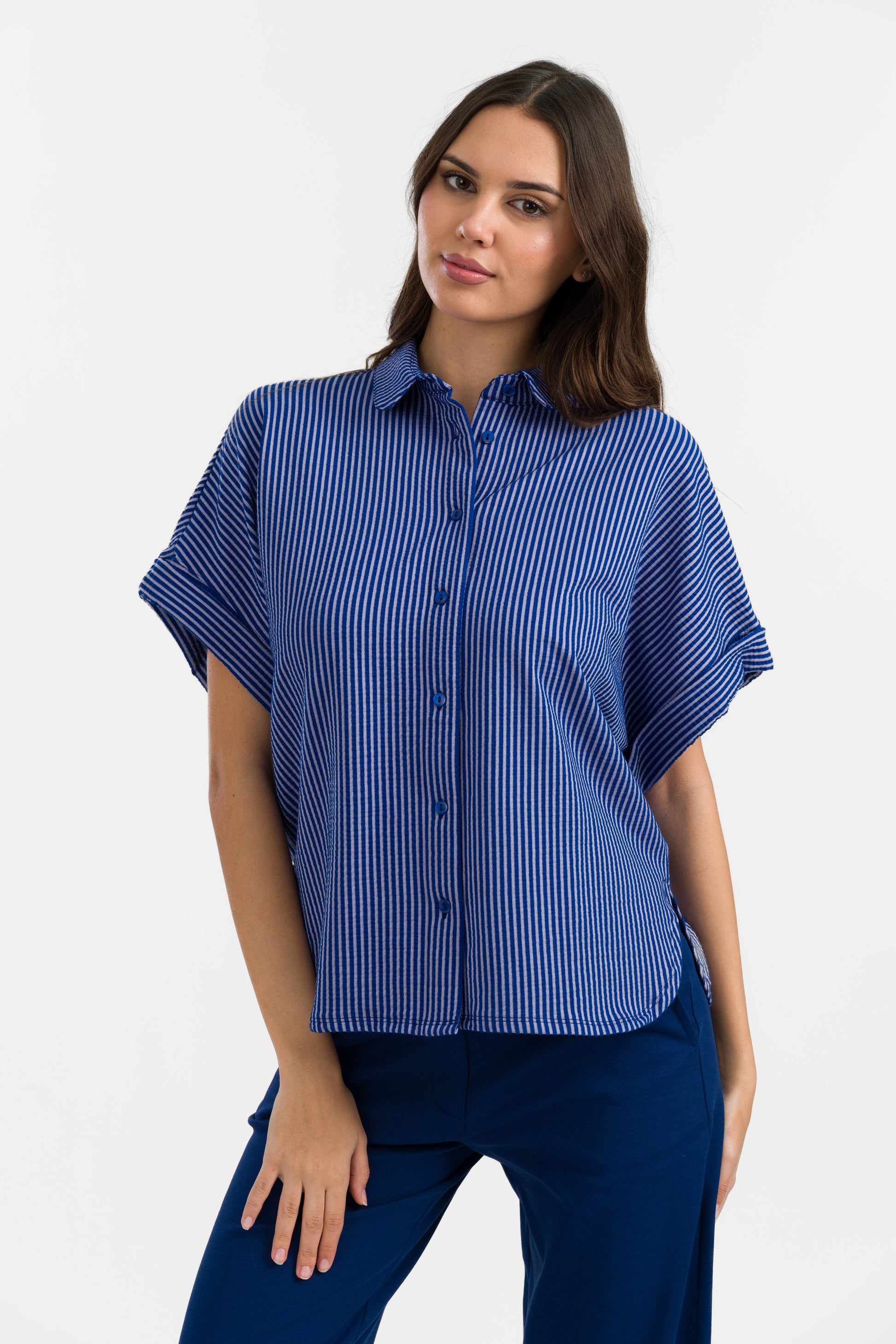 Blau-hellblau gestreifte Seersucker Bluse in Loosefit Style mit Bubikragen und weit üerschnittenem kurzen Ärmel mit Aufschlägen- Vorne geknöpft.
