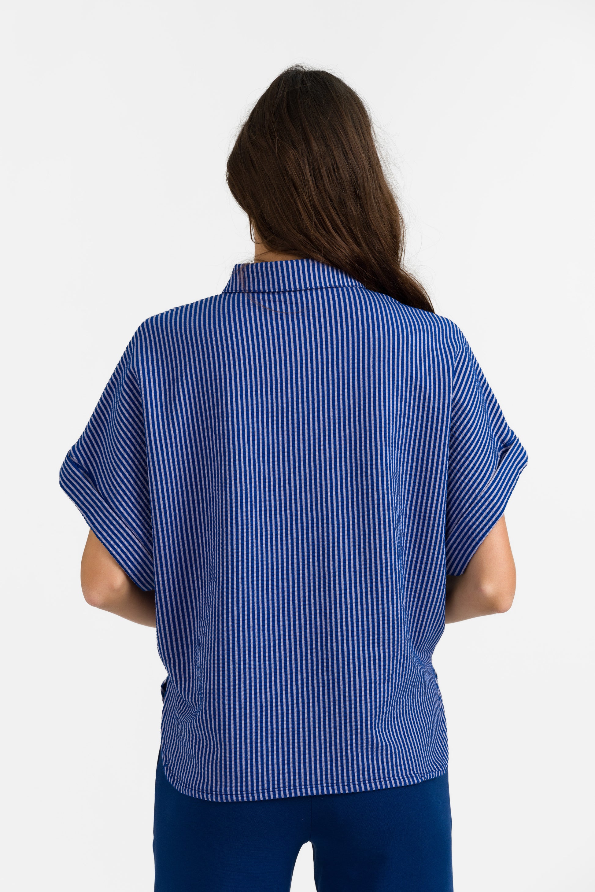 Blau-hellblau gestreifte Seersucker Bluse in Loosefit Style mit Bubikragen und weit üerschnittenem kurzen Ärmel mit Aufschlägen- Vorne geknöpft.