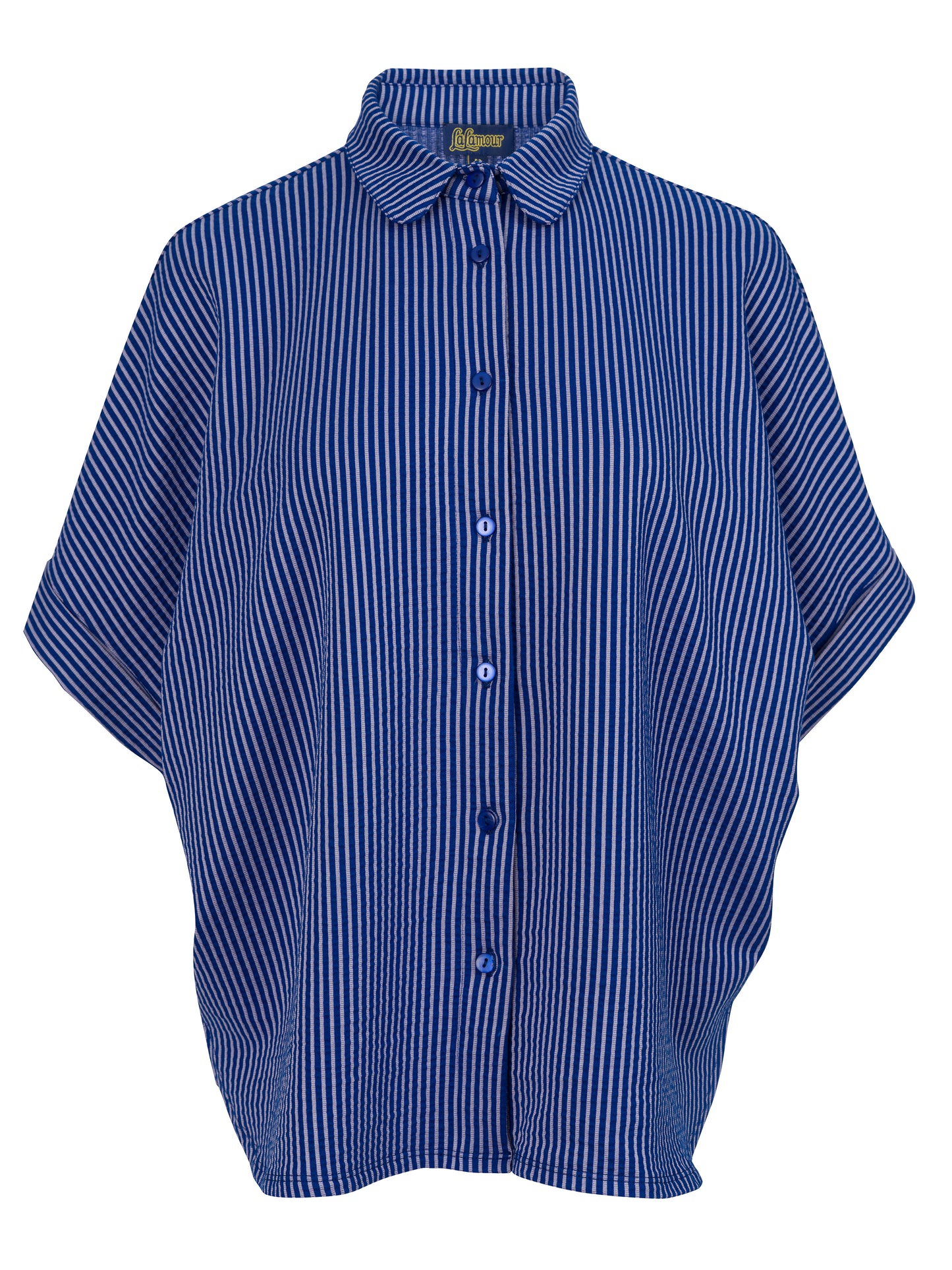 Blau-hellblau gestreifte Seersucker Bluse in Loosefit Style mit Bubikragen und weit üerschnittenem kurzen Ärmel mit Aufschlägen- Vorne geknöpft.