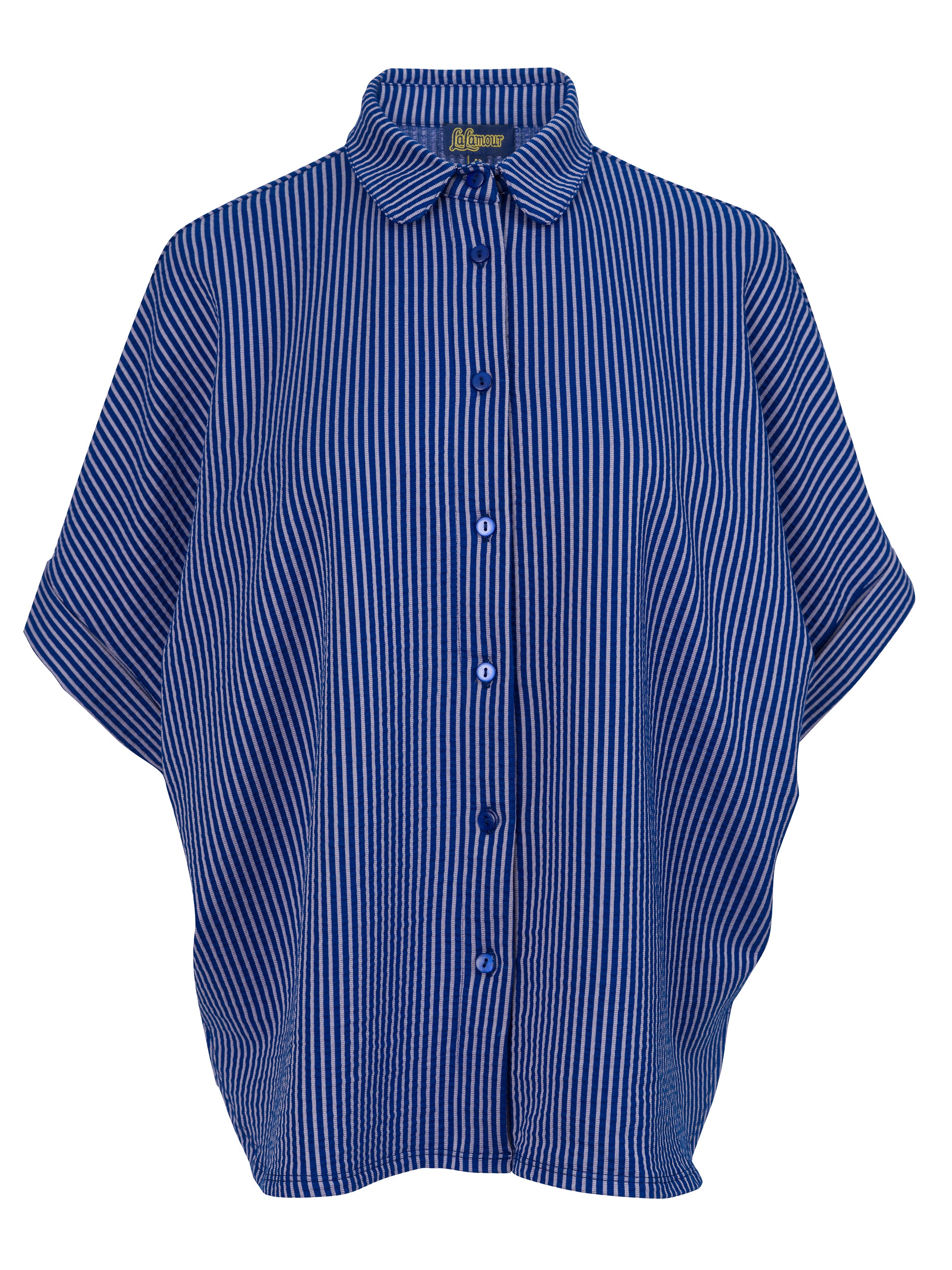 Blau-hellblau gestreifte Seersucker Bluse in Loosefit Style mit Bubikragen und weit üerschnittenem kurzen Ärmel mit Aufschlägen- Vorne geknöpft.