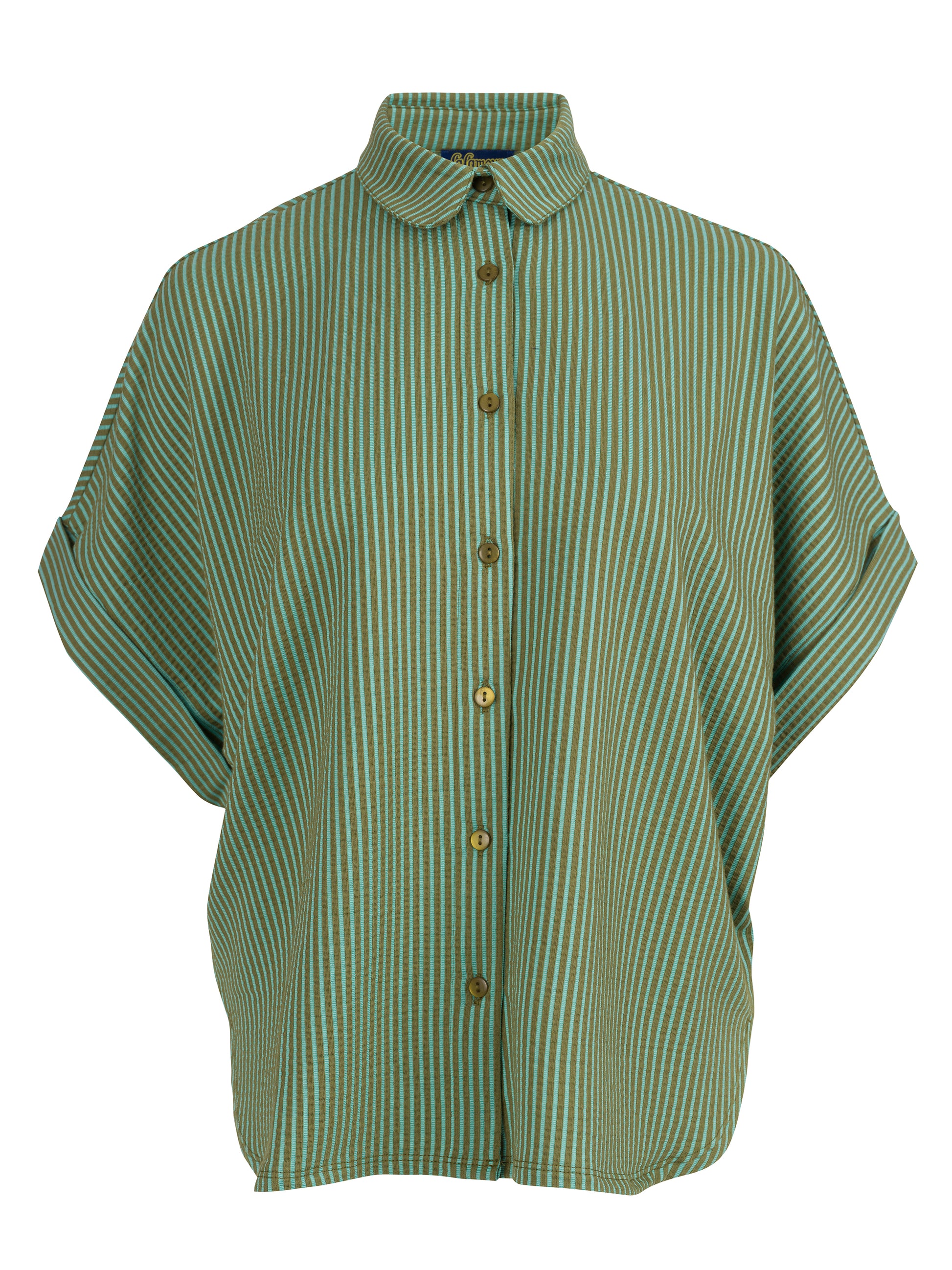 Grün-hellgrün gestreifte Seersucker Bluse in Loosefit Style mit Bubikragen und weit üerschnittenem kurzen Ärmel mit Aufschlägen- Vorne geknöpft.