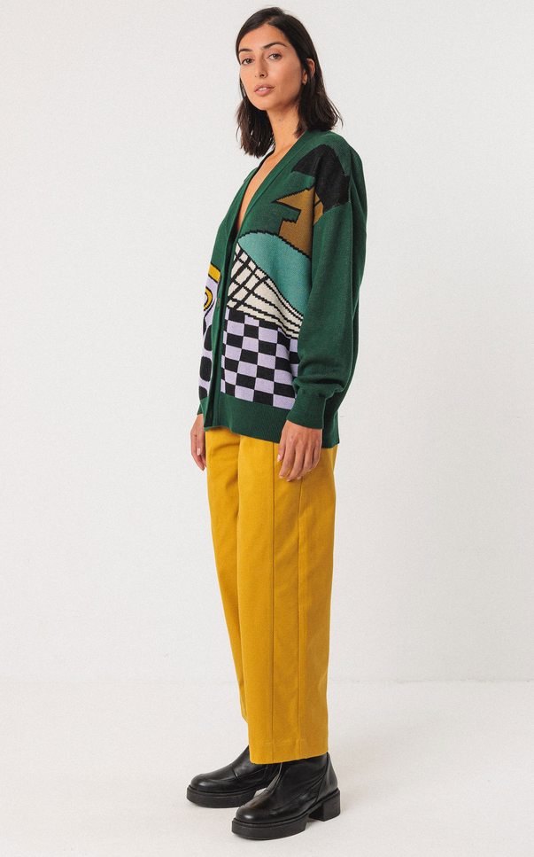 Wunderschöner, langer Biobaumwoll Cardigan mit Comic Jacquard Strick frontal, geknöpft in Tannengrün mit Multicolor mix.