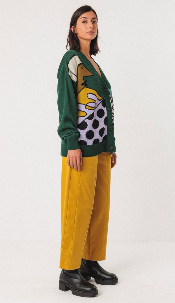 Wunderschöner, langer Biobaumwoll Cardigan mit Comic Jacquard Strick frontal, geknöpft in Tannengrün mit Multicolor mix.