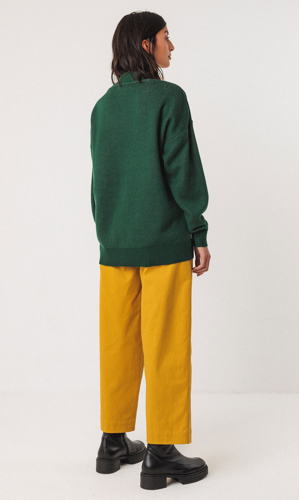 Wunderschöner, langer Biobaumwoll Cardigan mit Comic Jacquard Strick frontal, geknöpft in Tannengrün mit Multicolor mix.