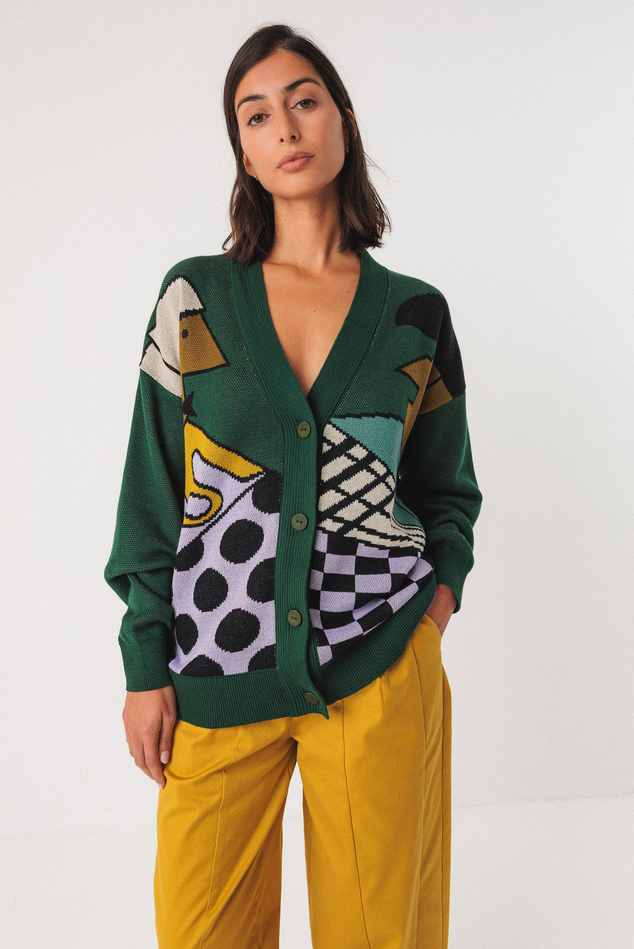 Wunderschöner, langer Biobaumwoll Cardigan mit Comic Jacquard Strick frontal, geknöpft in Tannengrün mit Multicolor mix.