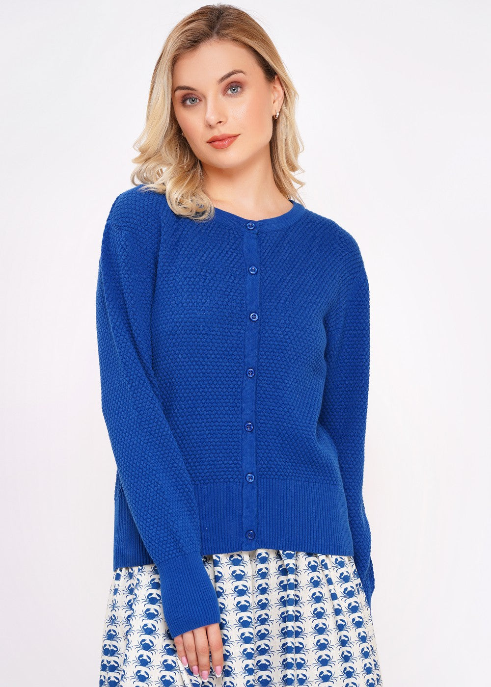 Zeitloser rundhals Cardigan für Damen mit Knöpfen in strahlendem Blau.