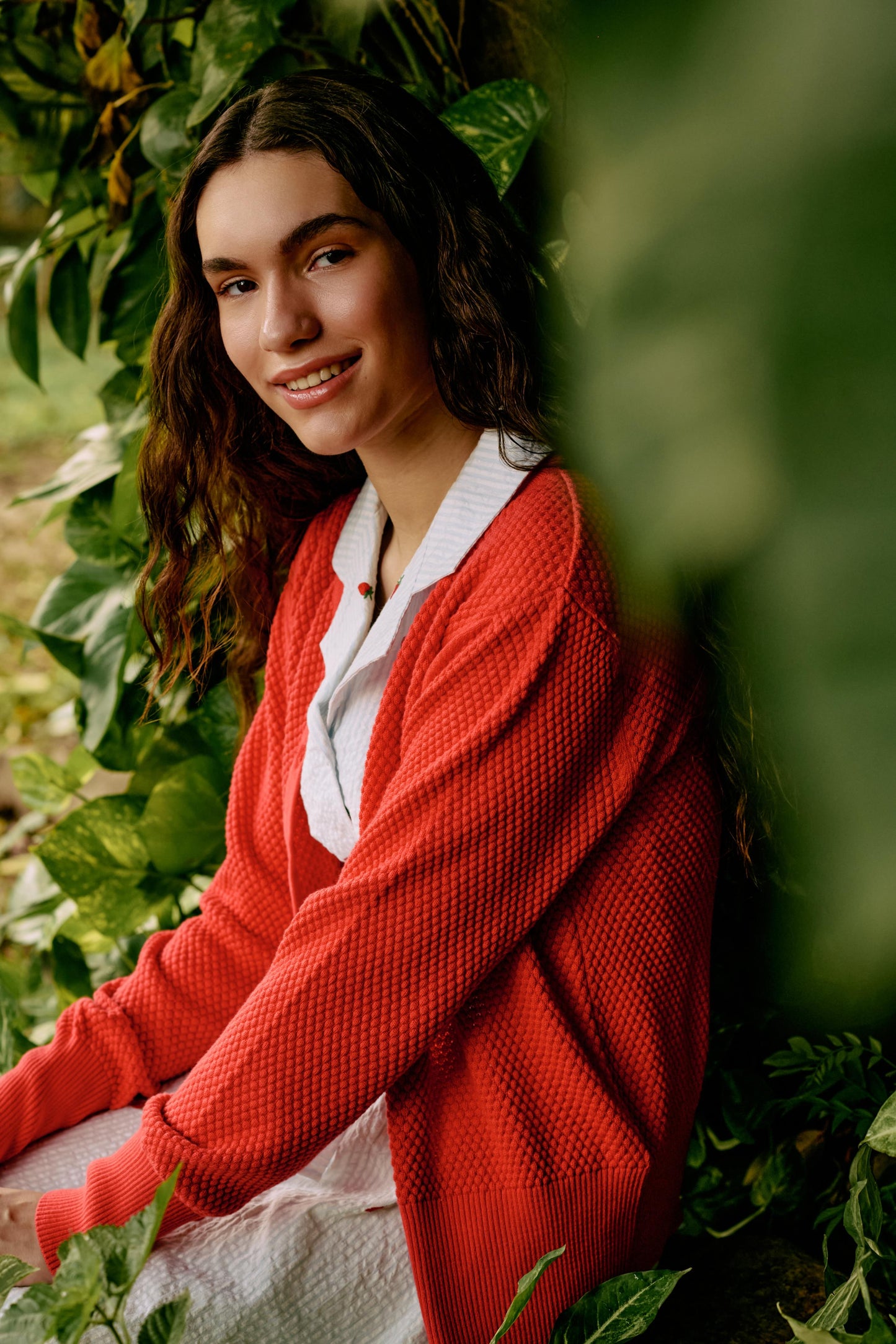 Zeitloser rundhals Cardigan für Damen mit Knöpfen in strahlendem rot.