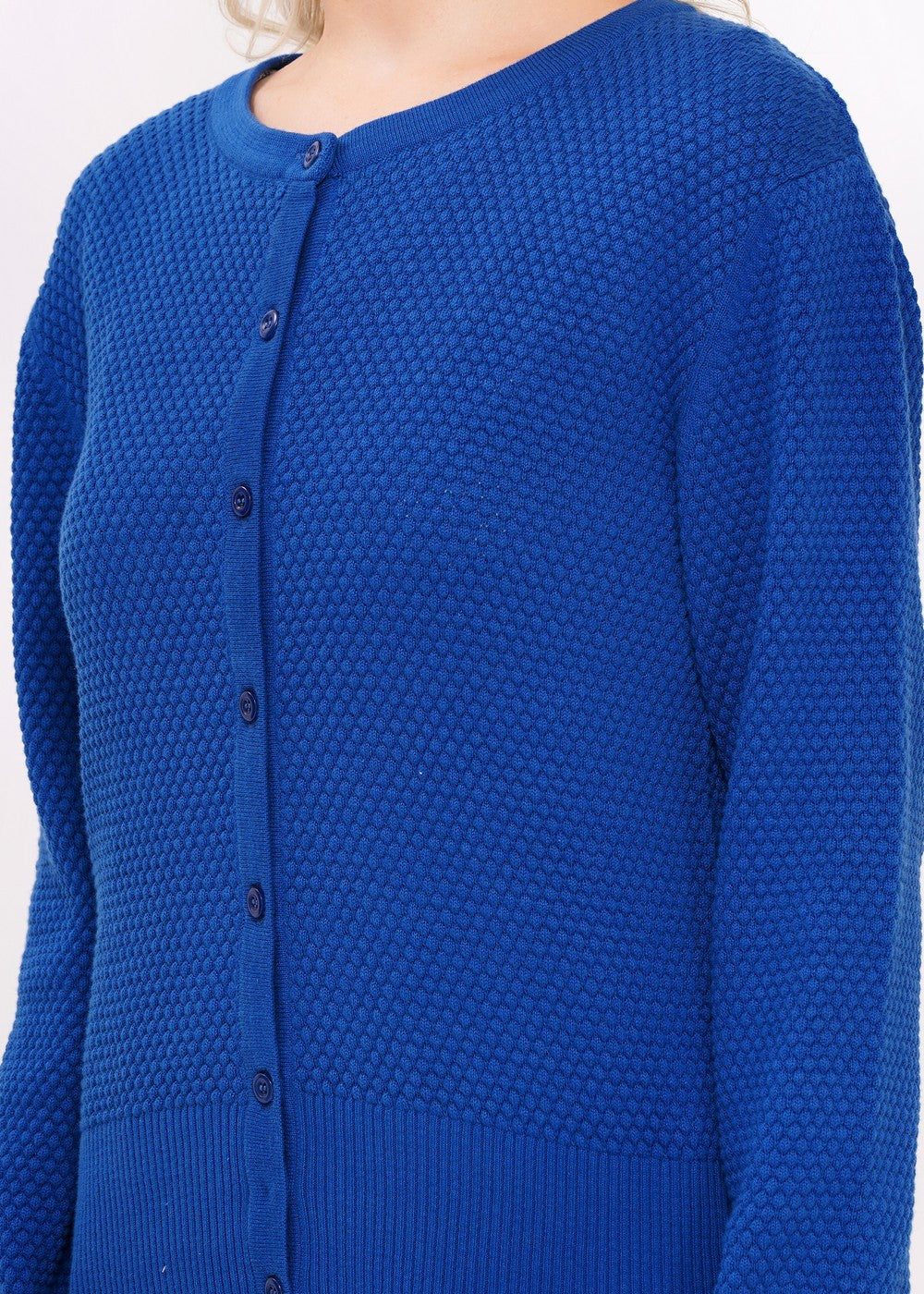Zeitloser rundhals Cardigan für Damen mit Knöpfen in strahlendem Blau.