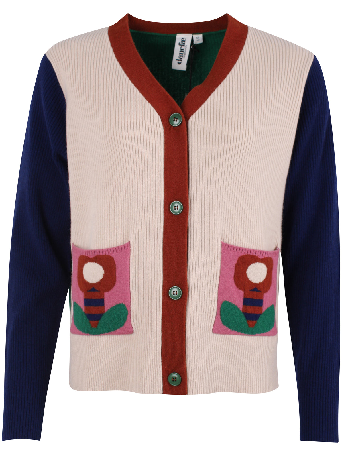 Kassischer, geknöpfter Cardigan mit V-Ausschnitt im Colourblock mit blau Ärmeln, grün Rücken und cremeweiss Vorderteil, die kleinen Aufsatztaschen frontal sorgen dann in Pink mit Prilblume fürs Abrunden des herrlichen Retro Charme, Merinowolle sorgt für Wertigkeit dazu.