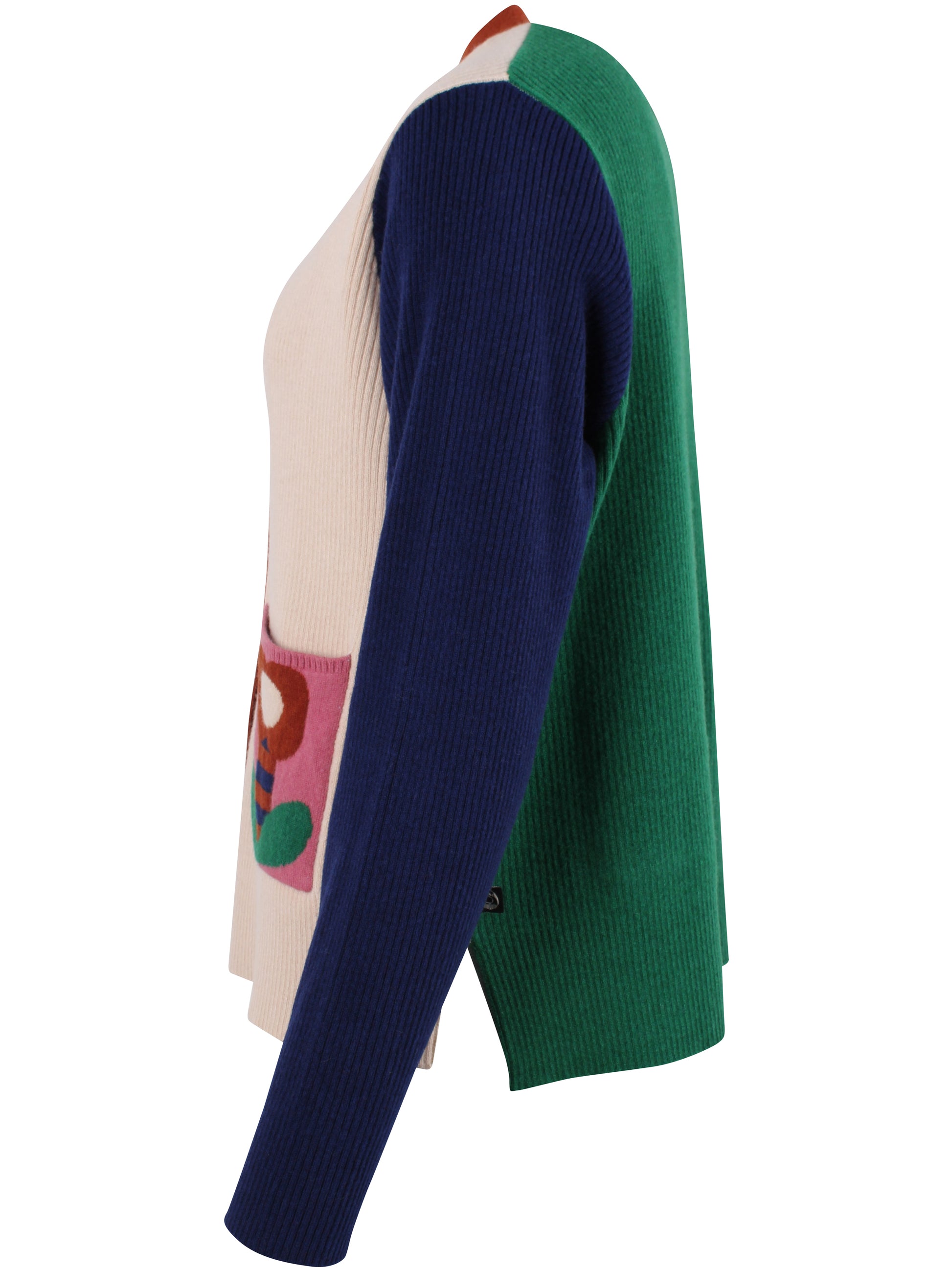 Kassischer, geknöpfter Cardigan mit V-Ausschnitt im Colourblock mit blau Ärmeln, grün Rücken und cremeweiss Vorderteil, die kleinen Aufsatztaschen frontal sorgen dann in Pink mit Prilblume fürs Abrunden des herrlichen Retro Charme, Merinowolle sorgt für Wertigkeit dazu.
