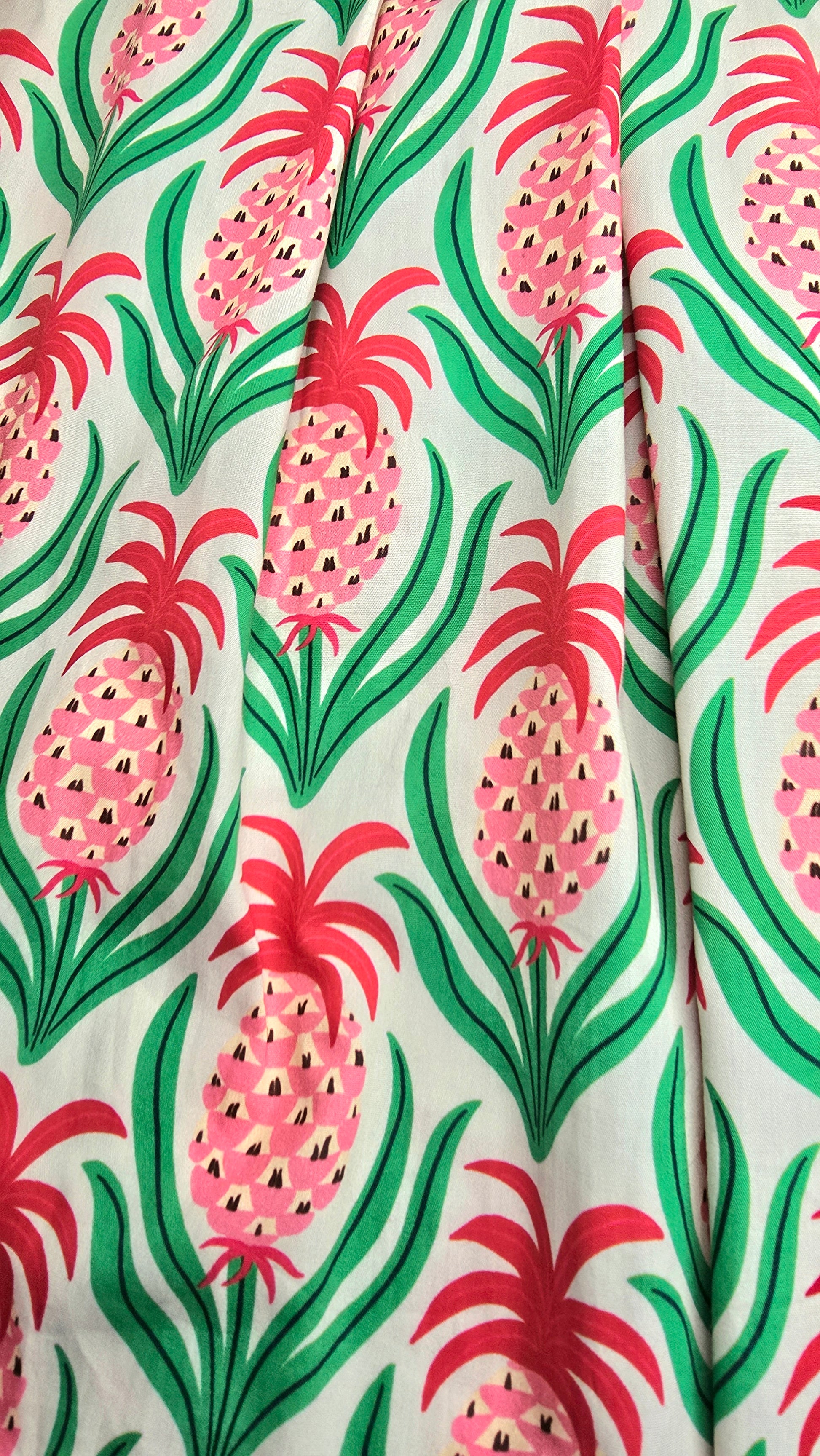 Detailansicht eines Annanas Stoff in rosa und grün.