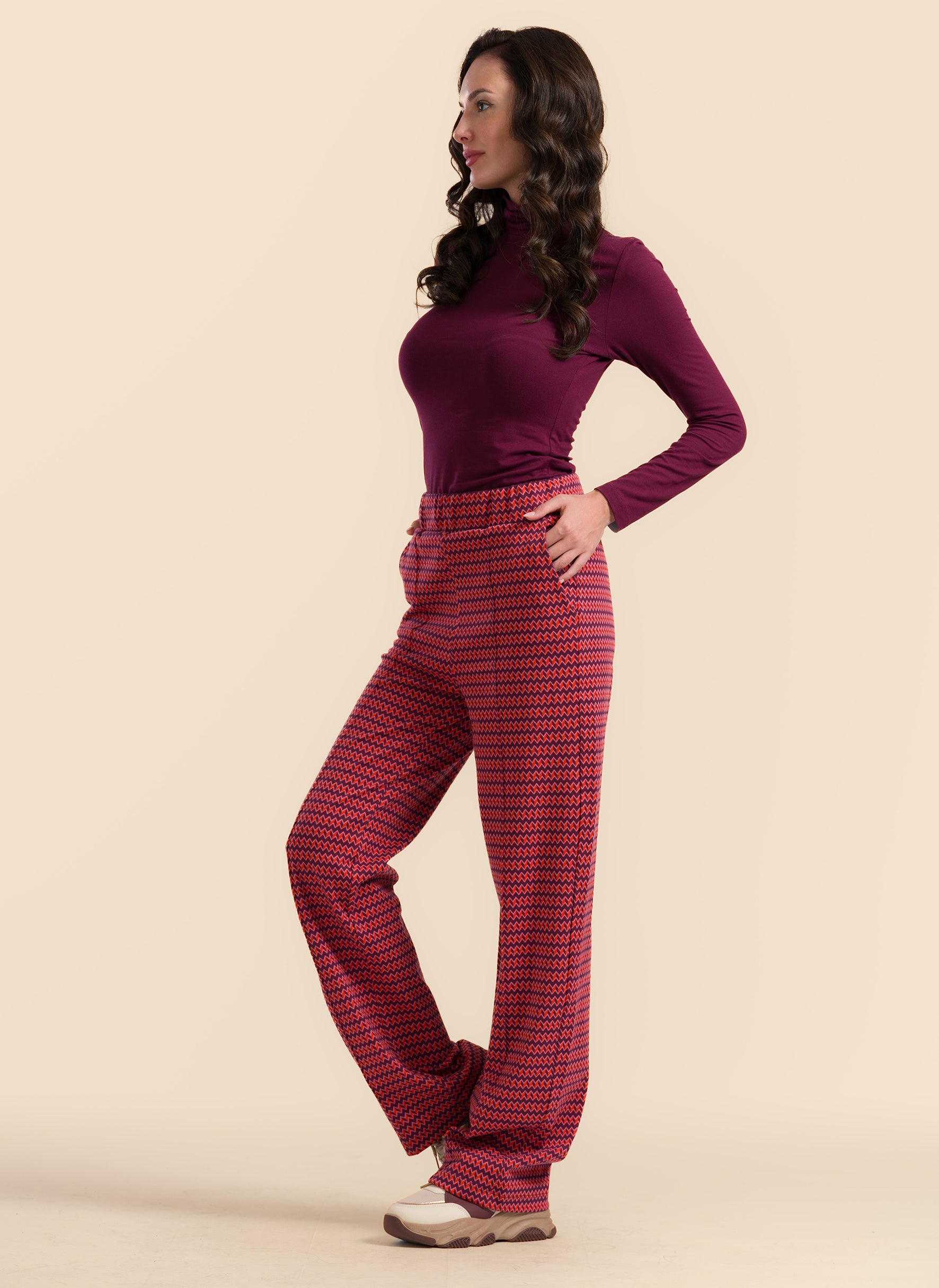 Hose aus Herzchenmuster Jacquard mit kliner Plisseé Naht am Bein entlang.