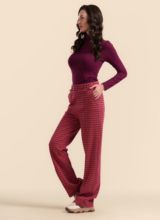 Hose aus Herzchenmuster Jacquard mit kliner Plisseé Naht am Bein entlang.