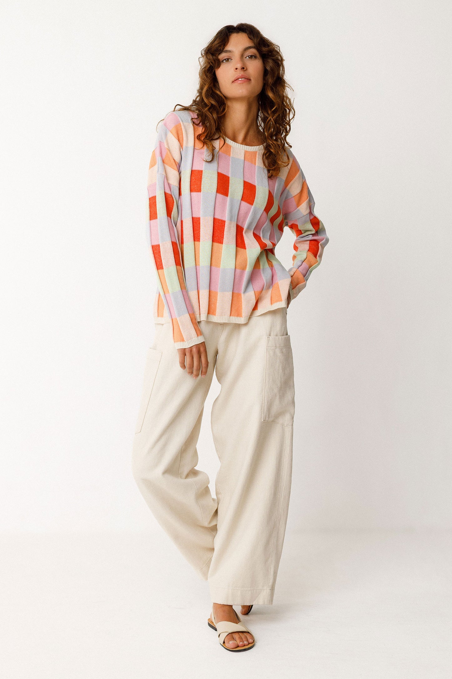 Leichter Damen Strickpullover mit multicolor Muster in Karooptik, orange mint und apricot, als Highlight beige und rosa.