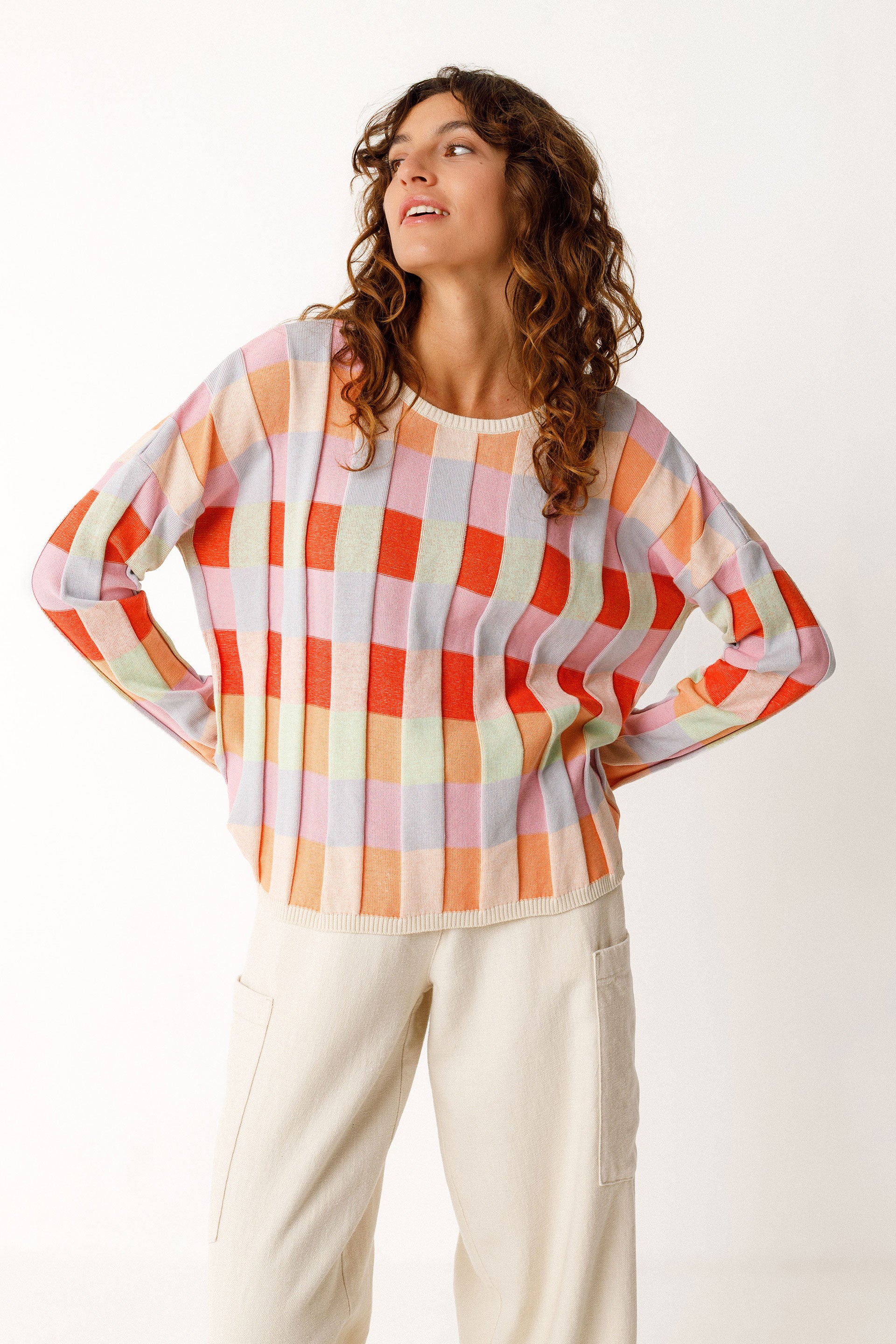 Leichter Damen Strickpullover mit multicolor Muster in Karooptik, orange mint und apricot, als Highlight beige und rosa.
