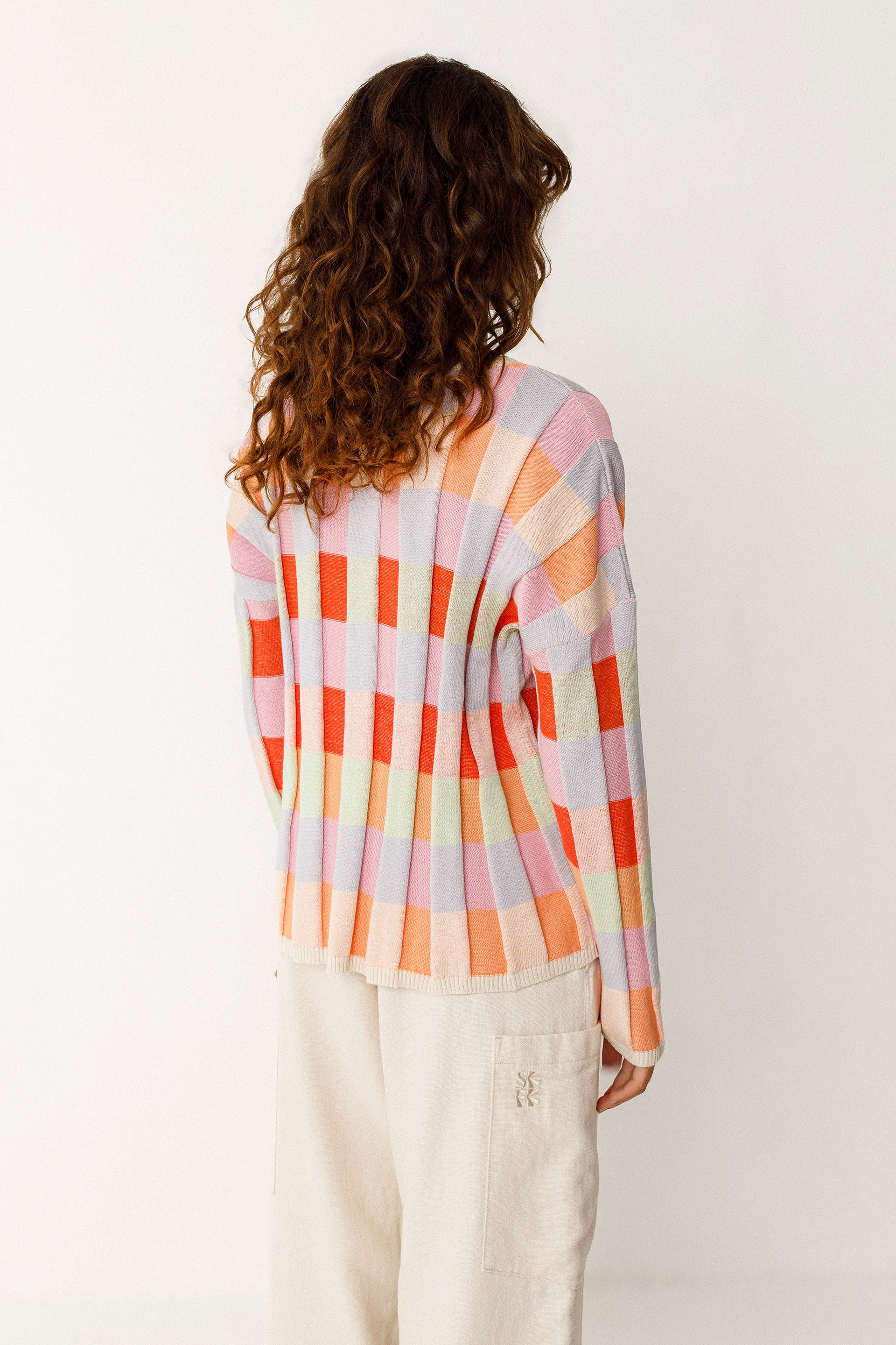 Leichter Damen Strickpullover mit multicolor Muster in Karooptik, orange mint und apricot, als Highlight beige und rosa.