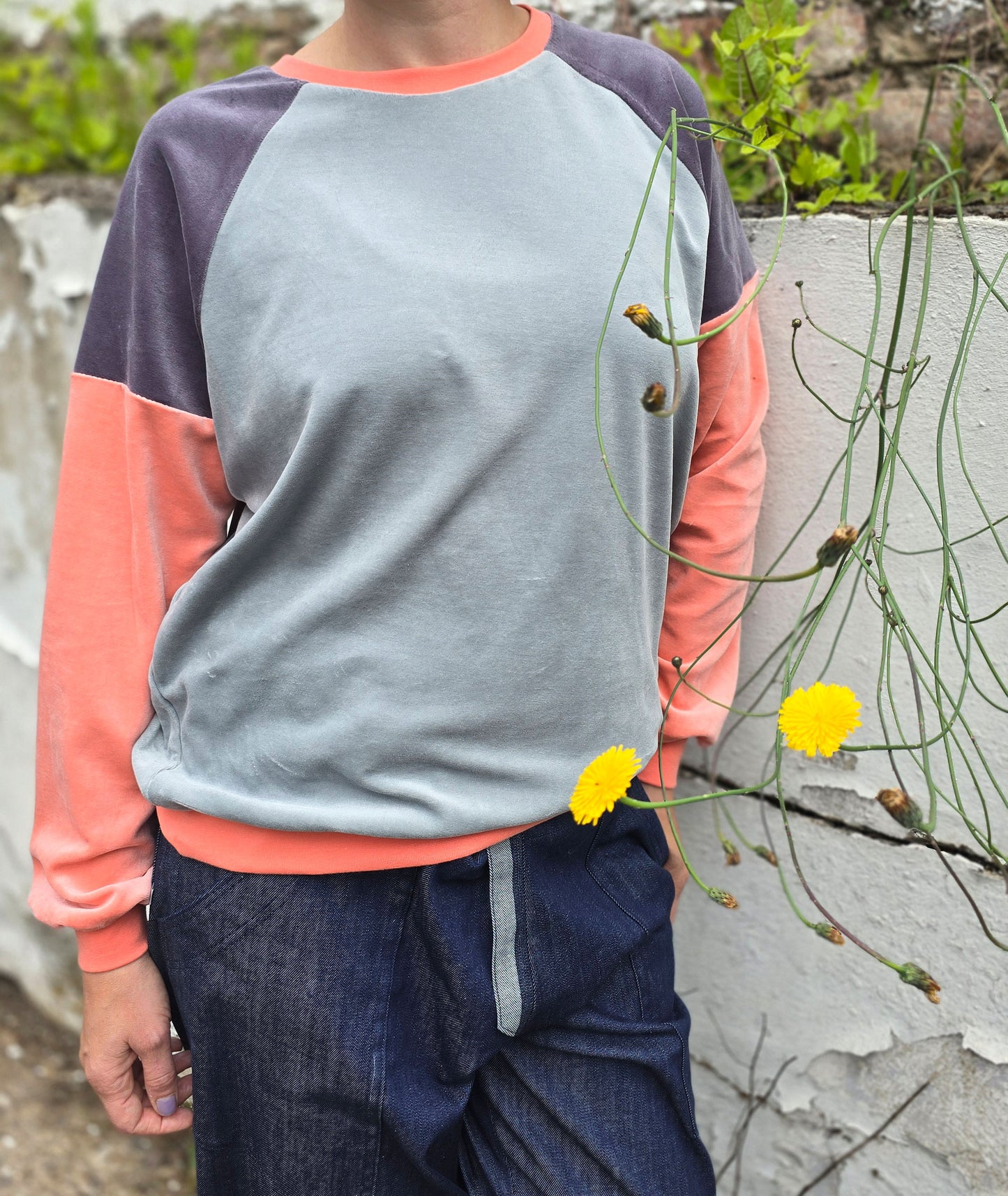 Langärmliges Sweatshirt mit Raglan Ärmel aus Bio Nicky im Colourblock Style, peach und grau, retro und cozy.