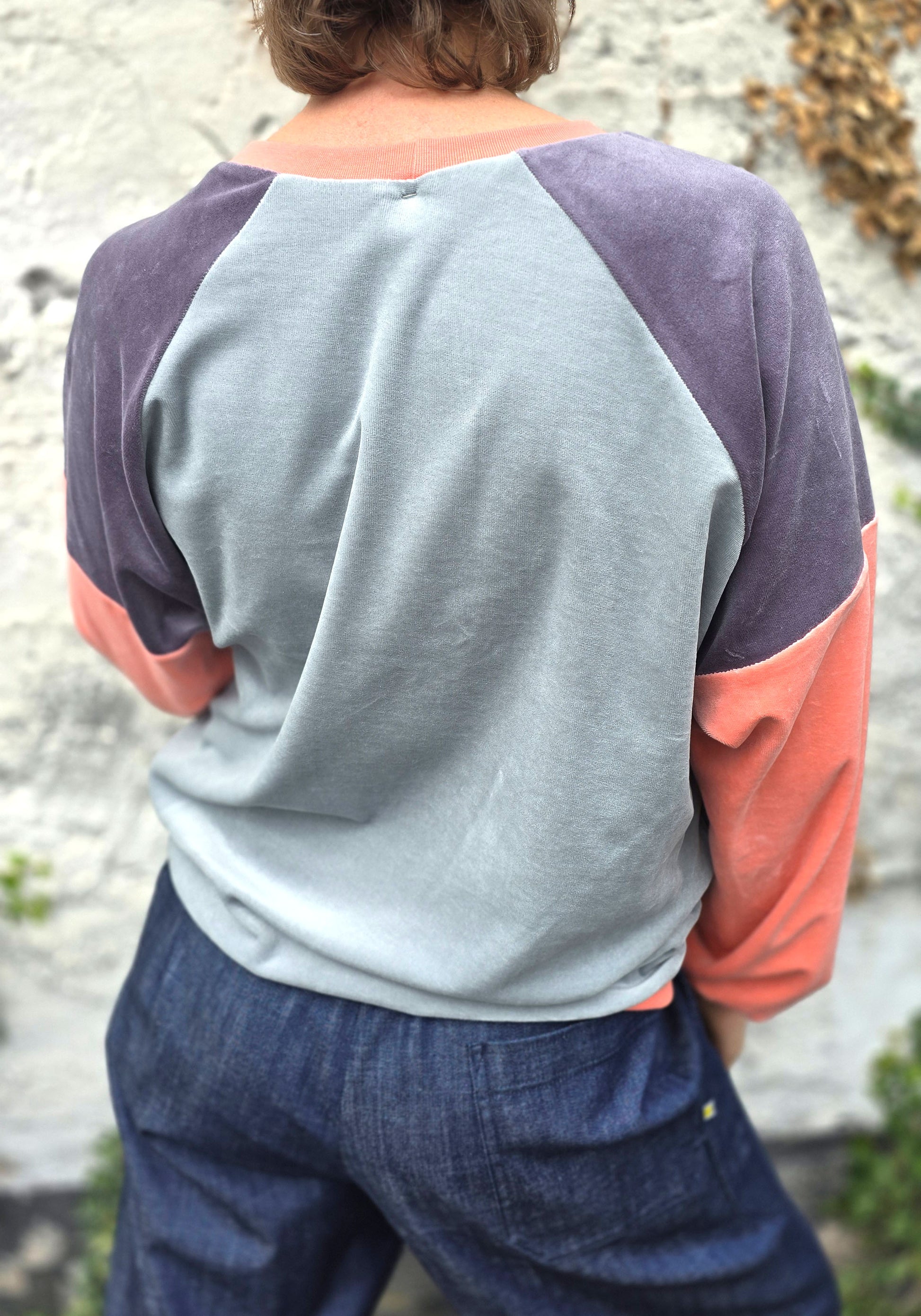 Langärmliges Sweatshirt mit Raglan Ärmel aus Bio Nicky im Colourblock Style, peach und grau, retro und cozy.