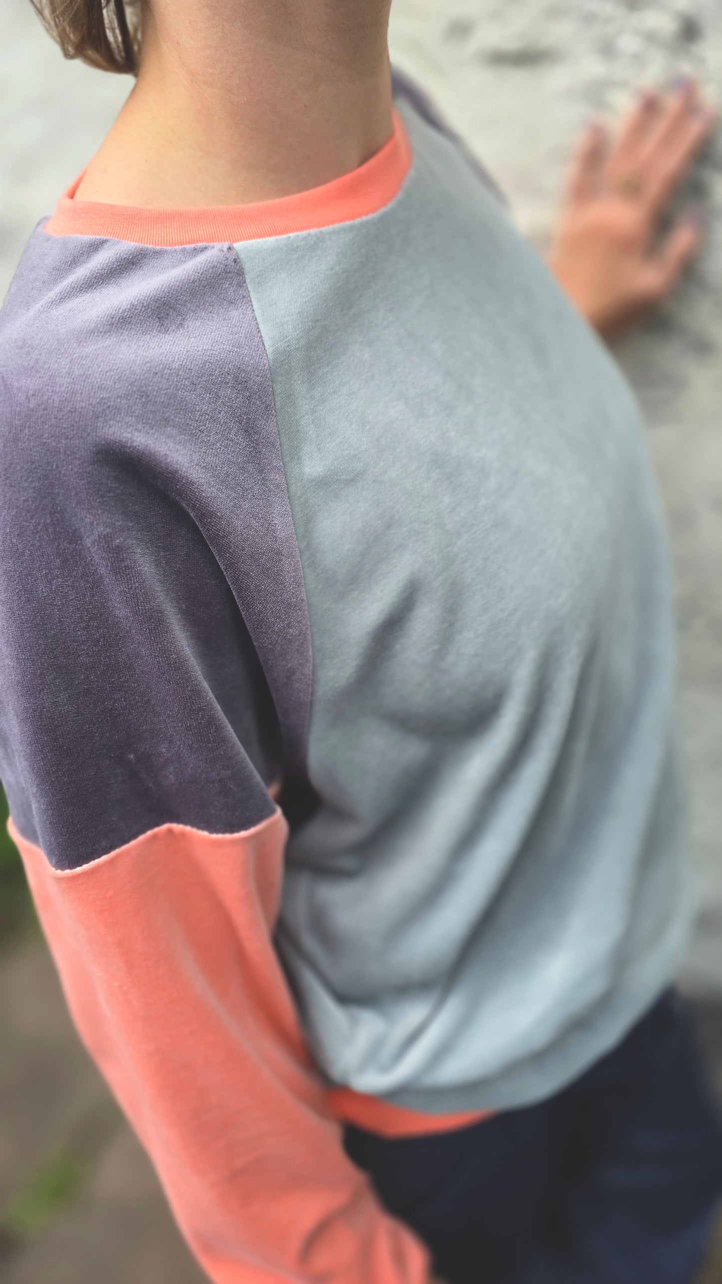 Langärmliges Sweatshirt mit Raglan Ärmel aus Bio Nicky im Colourblock Style, peach und grau, retro und cozy.