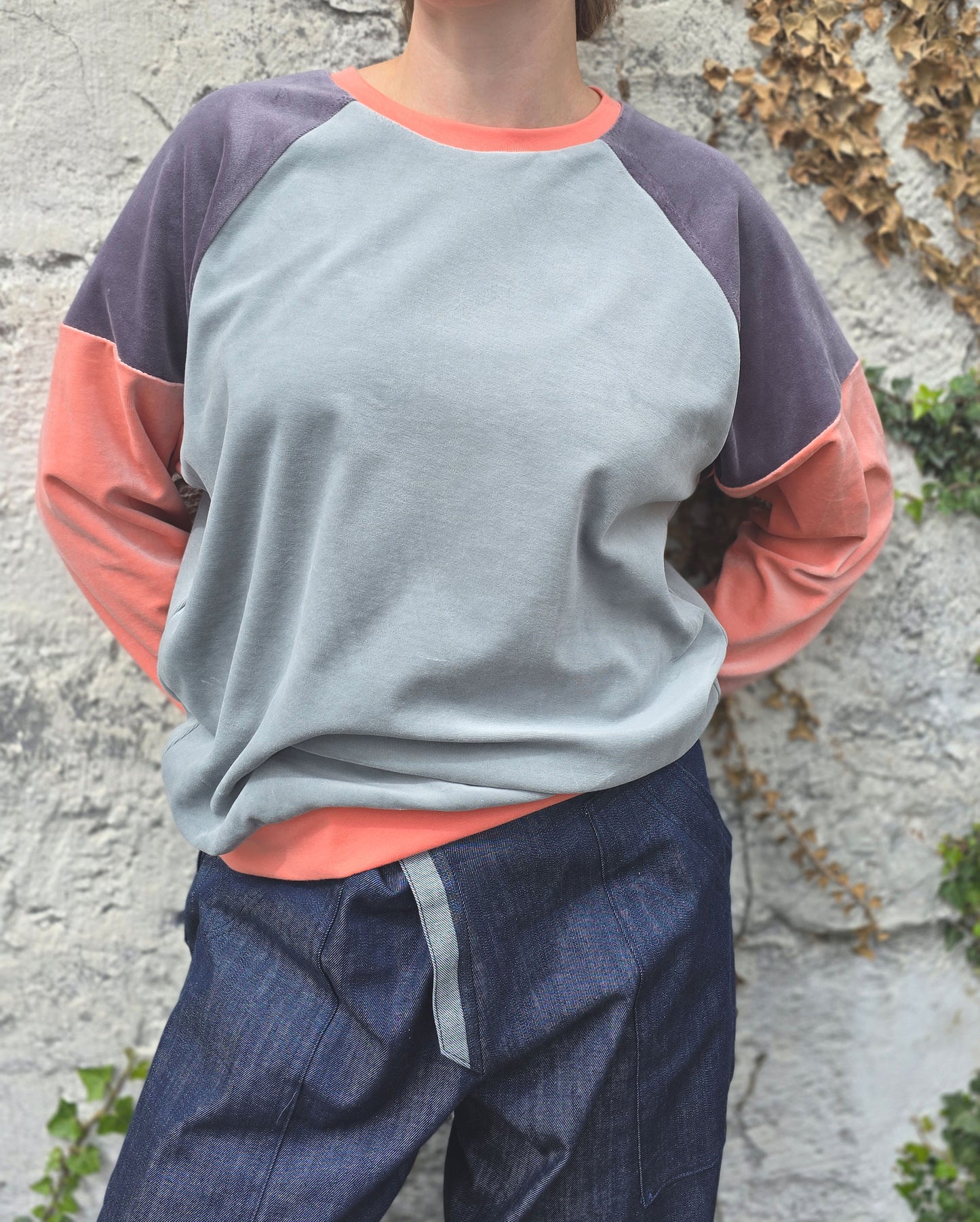 Langärmliges Sweatshirt mit Raglan Ärmel aus Bio Nicky im Colourblock Style, peach und grau, retro und cozy.